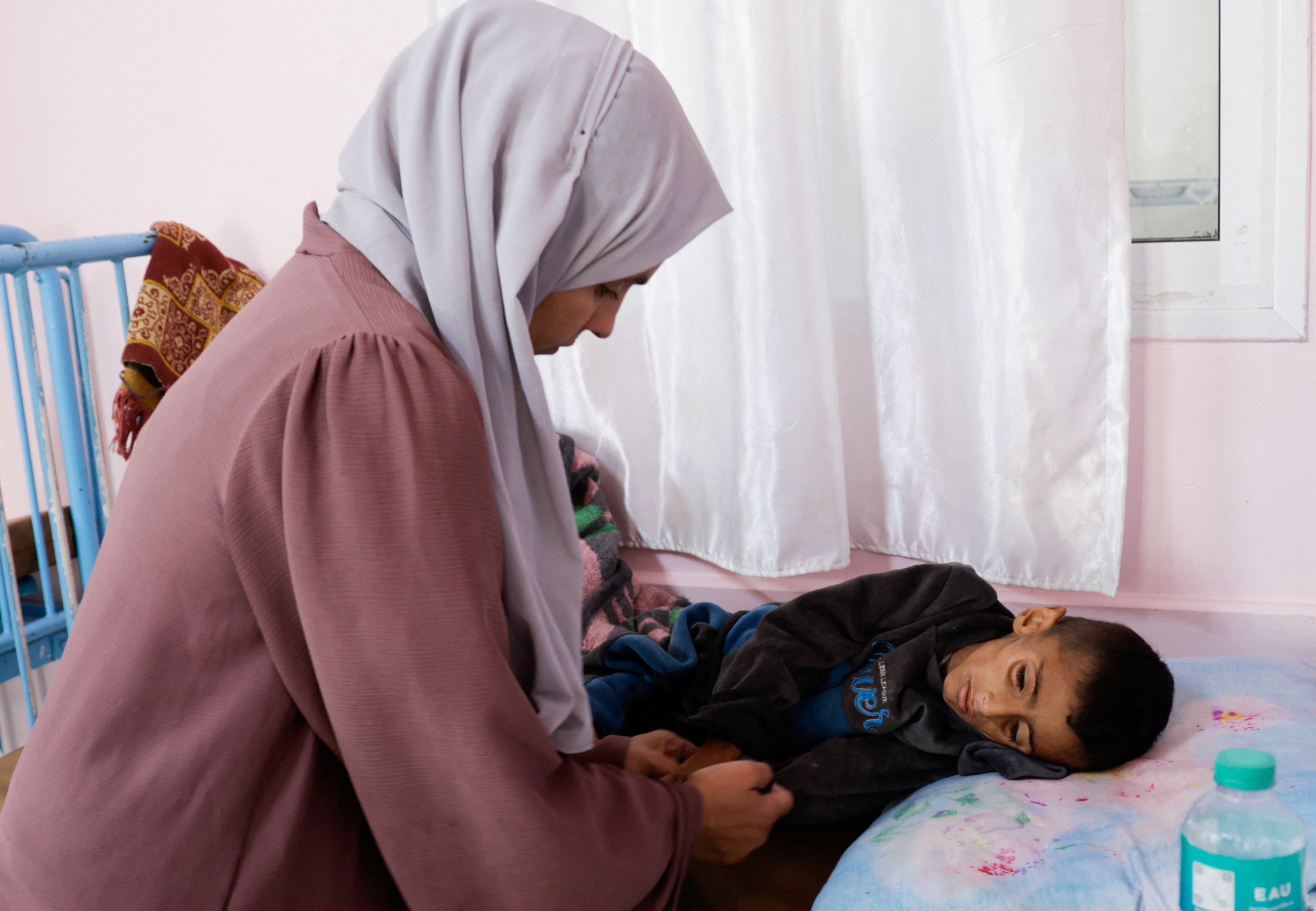 Looting of Gaza stores signals worsening hunger crisis