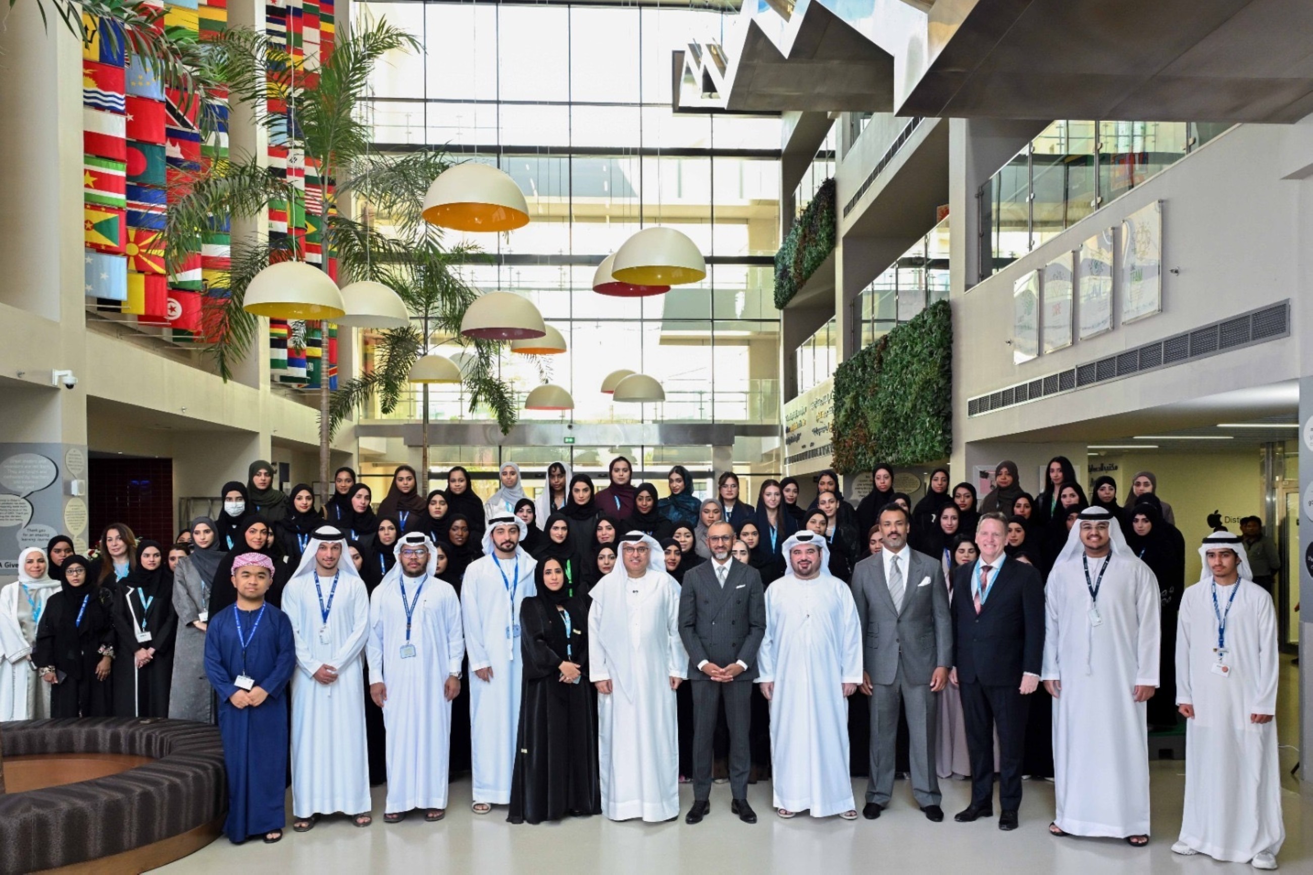 Minister applauds Emirati professionals working in private sector
