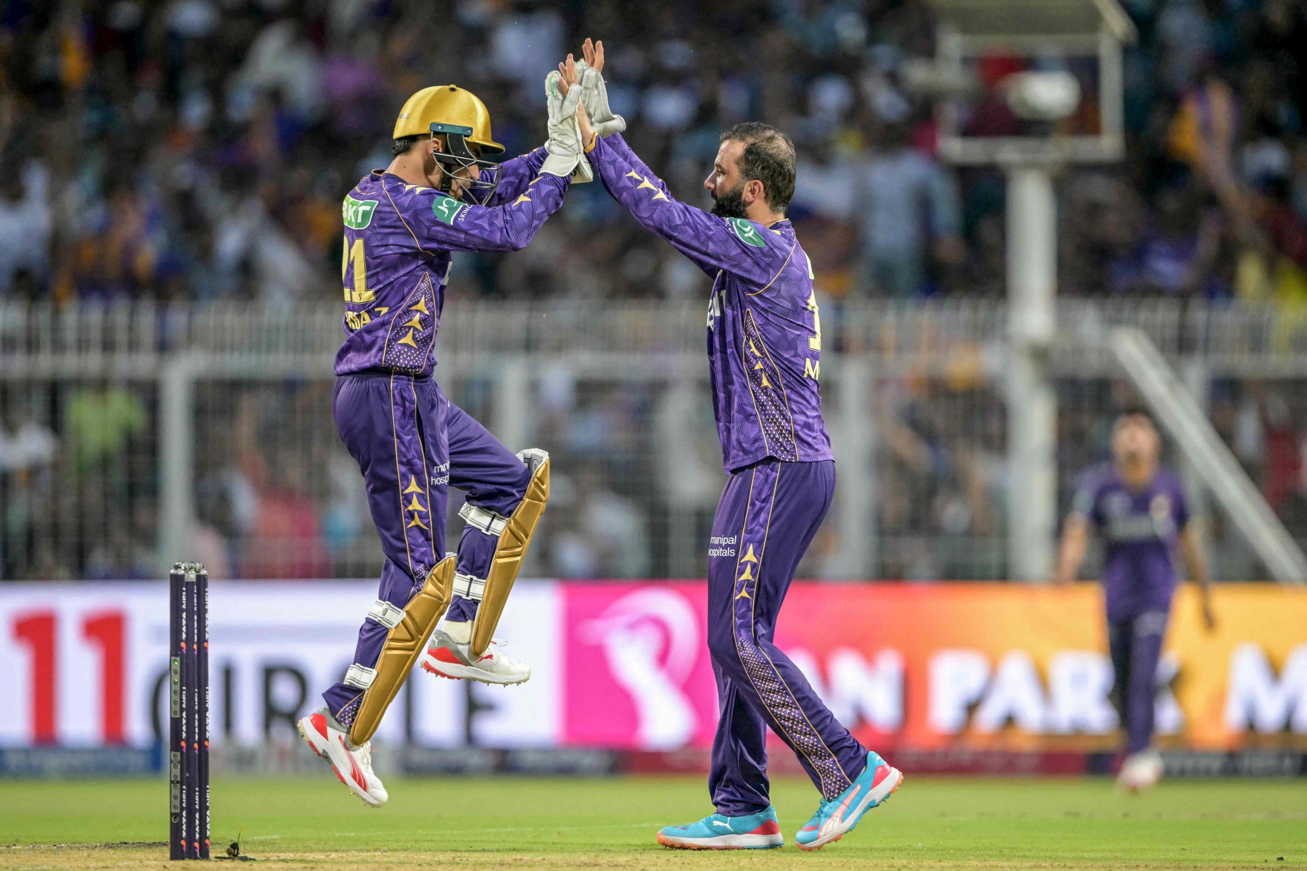 Kolkata pull off thrilling win to keep playoffs hopes alive