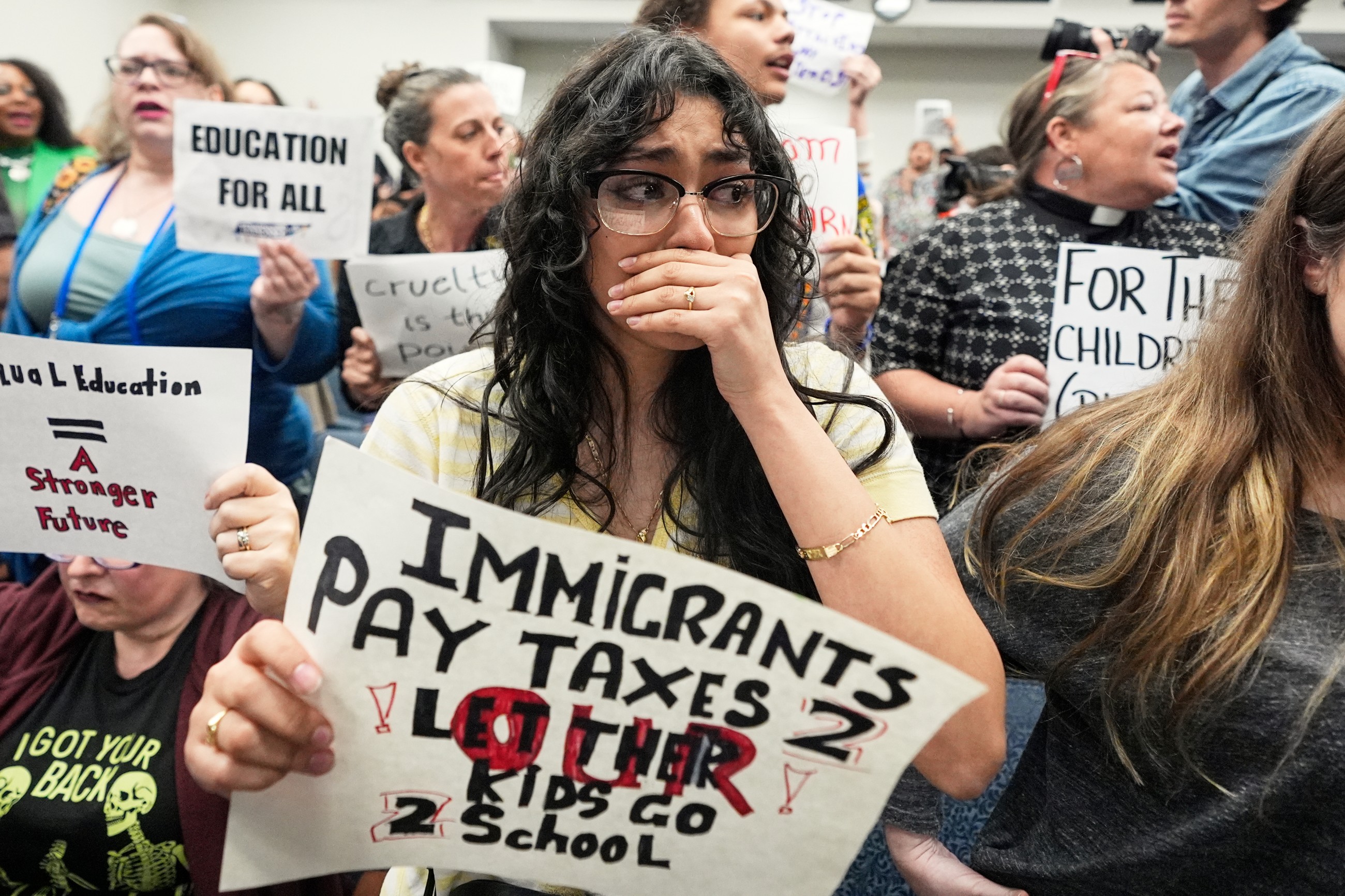 US offers $1,000 stipend to encourage migrants to self-deport