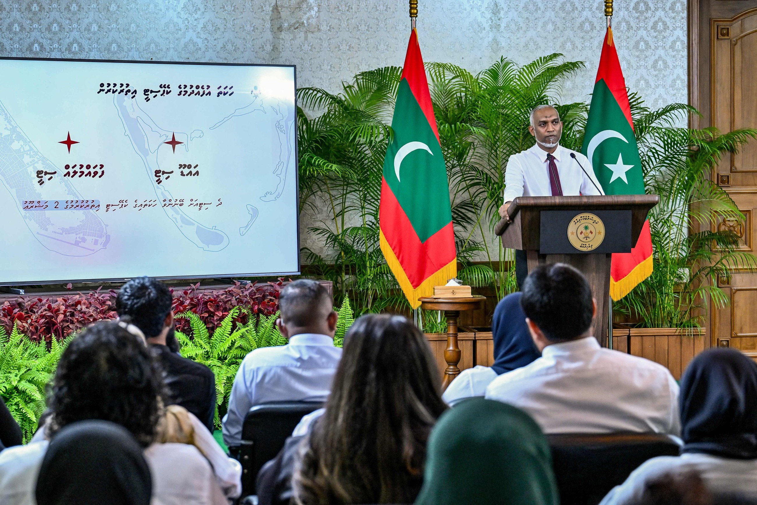 Maldives leader holds record 15-hour press conference
