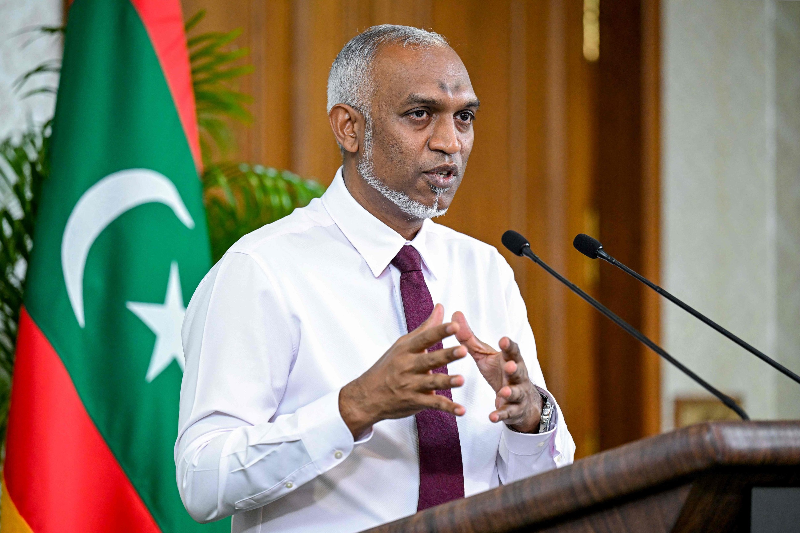 Maldives leader holds record 15-hour press conference