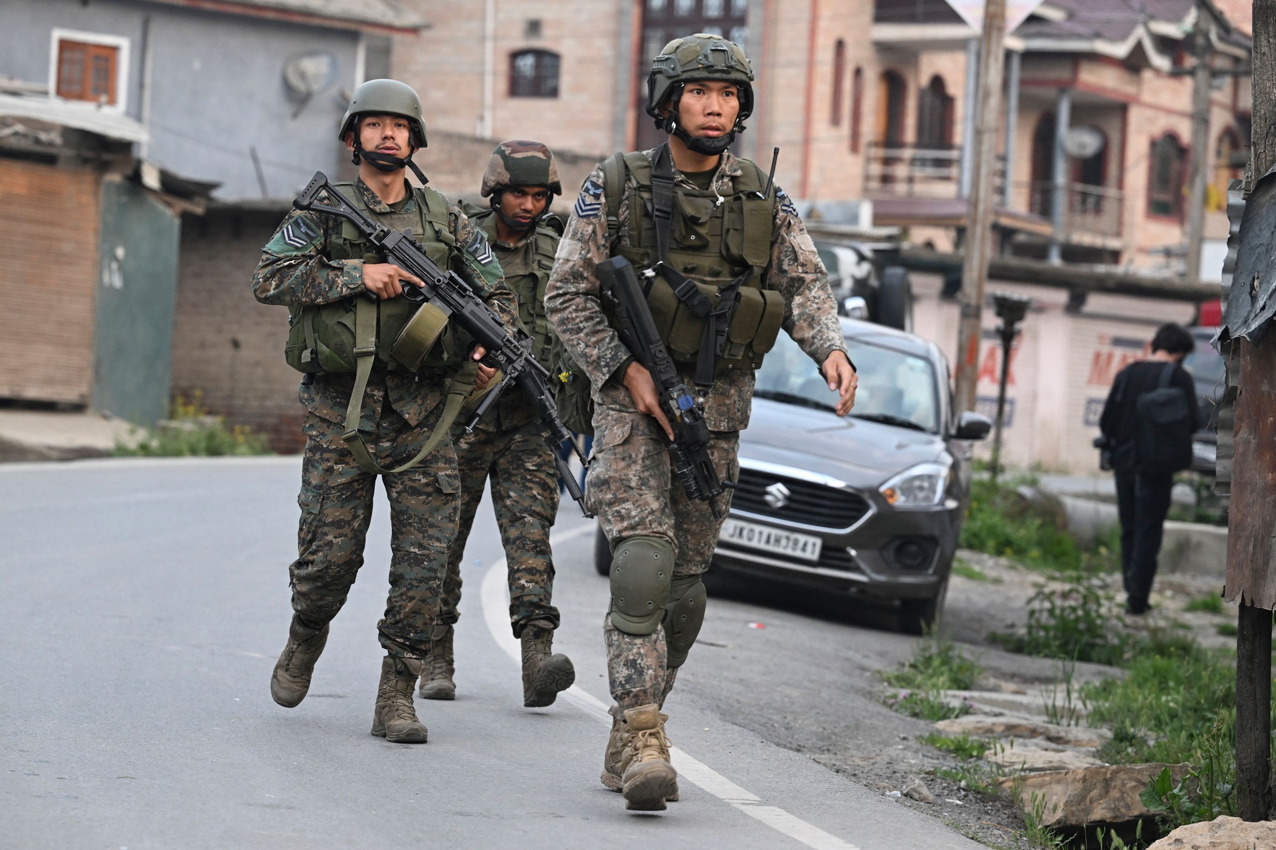 VIDEO: Dozens killed as India, Pakistan clash in worst violence in decades