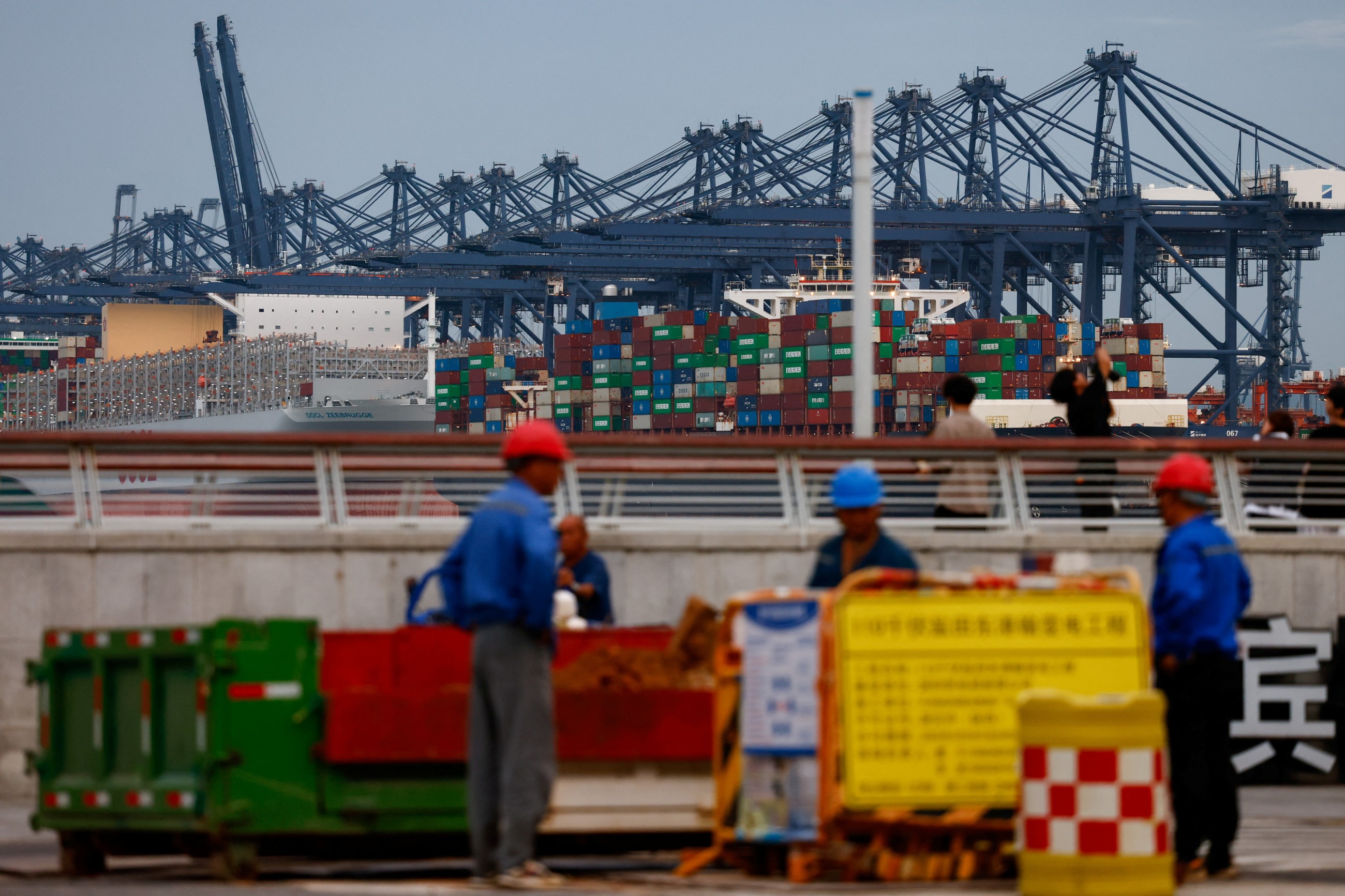 US and China talks to defuse trade row continue in Geneva
