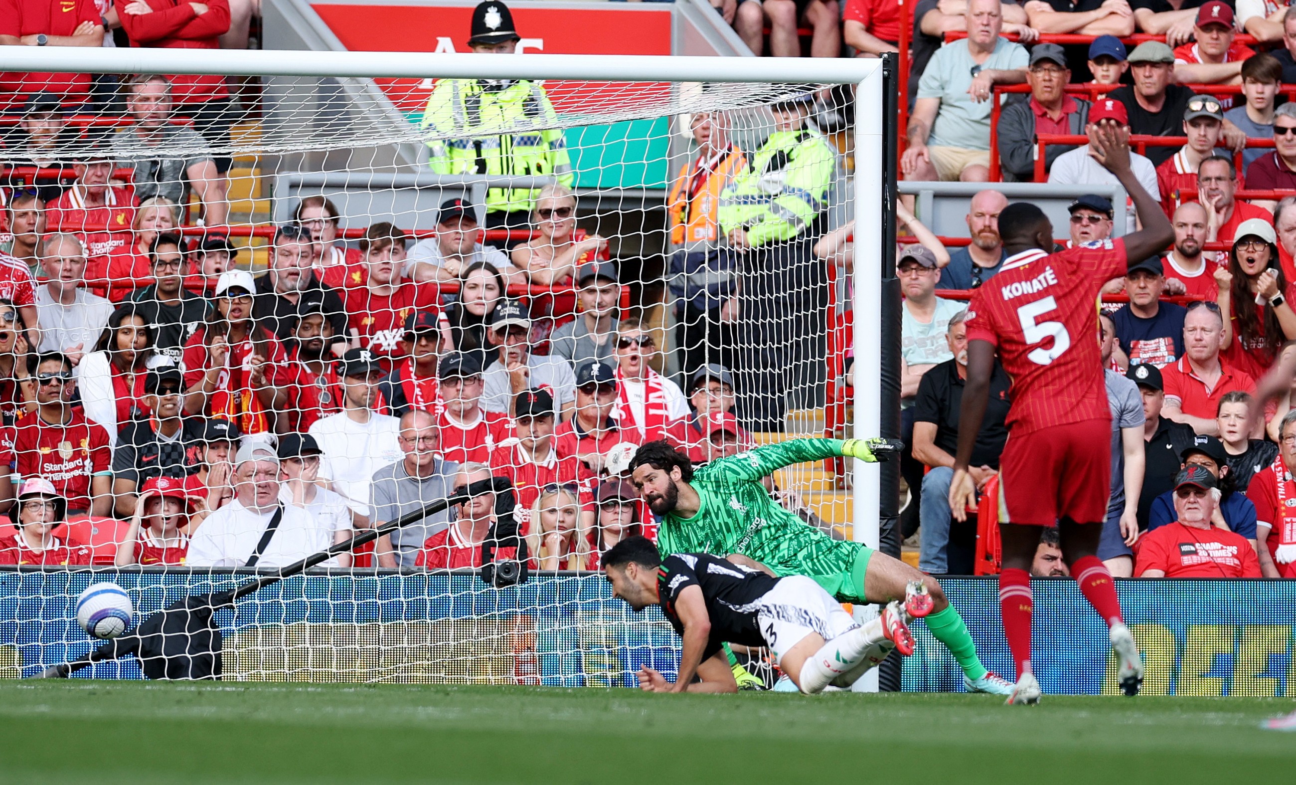 Arsenal hold Liverpool, Newcastle boost Champions League hopes