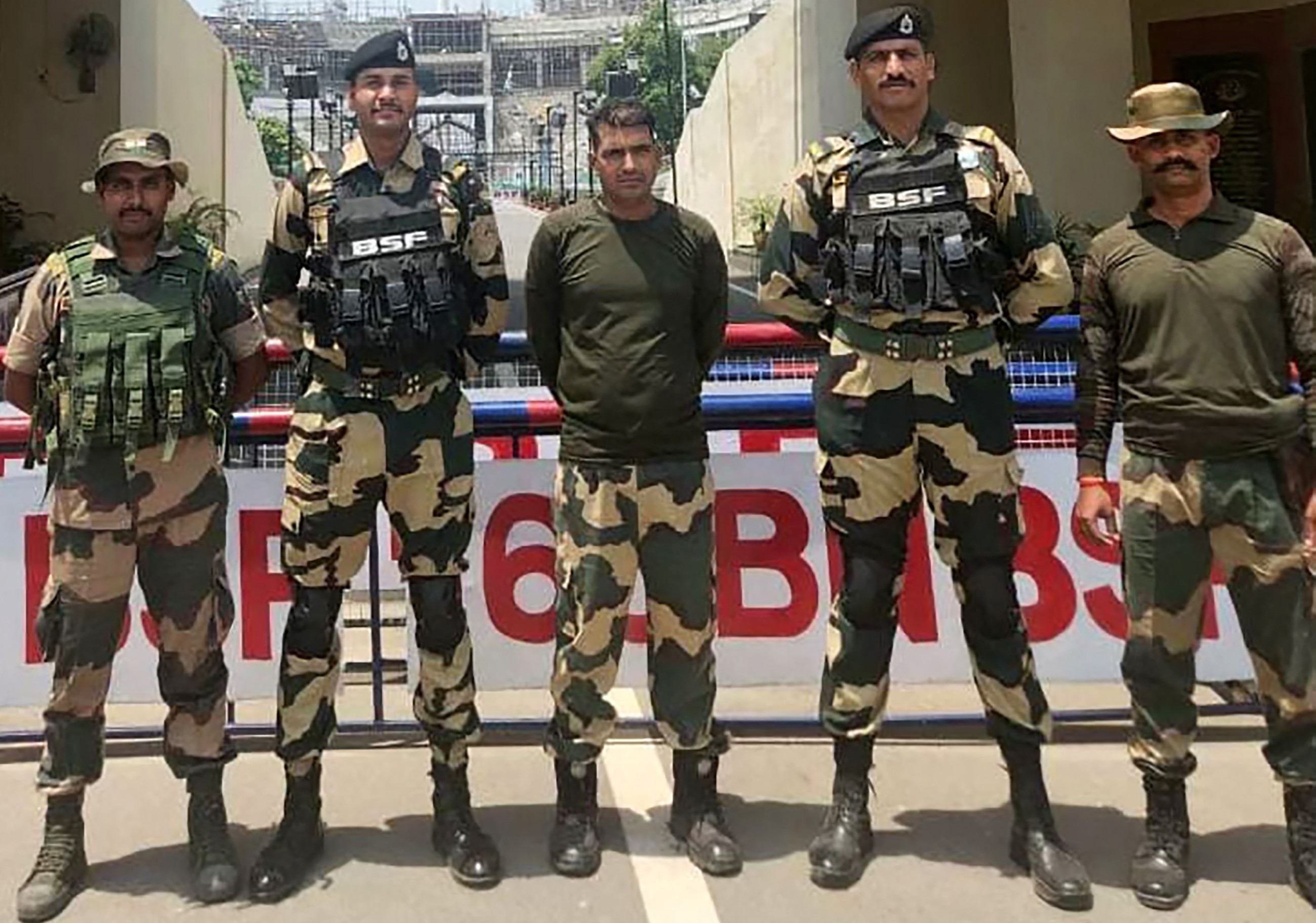 Pakistan returns Indian border guard captured after Kashmir attack