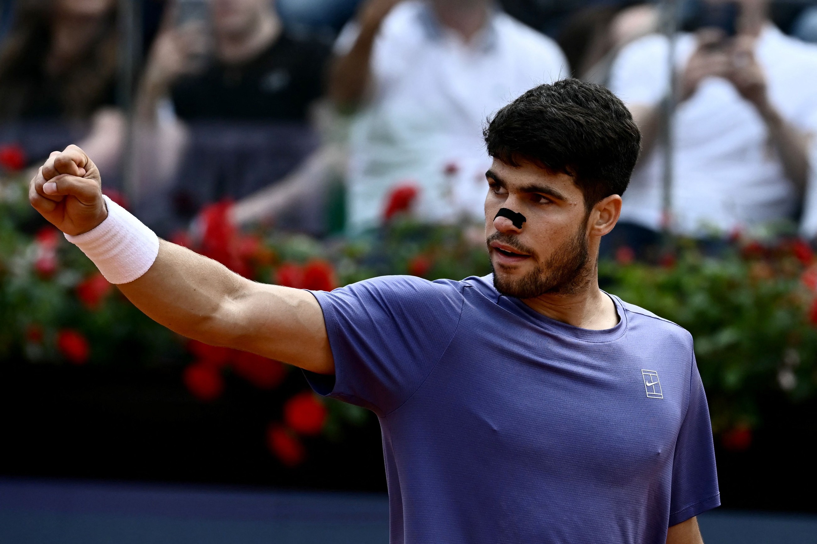Alcaraz sweeps past Draper, Gauff and Stearns enter semis