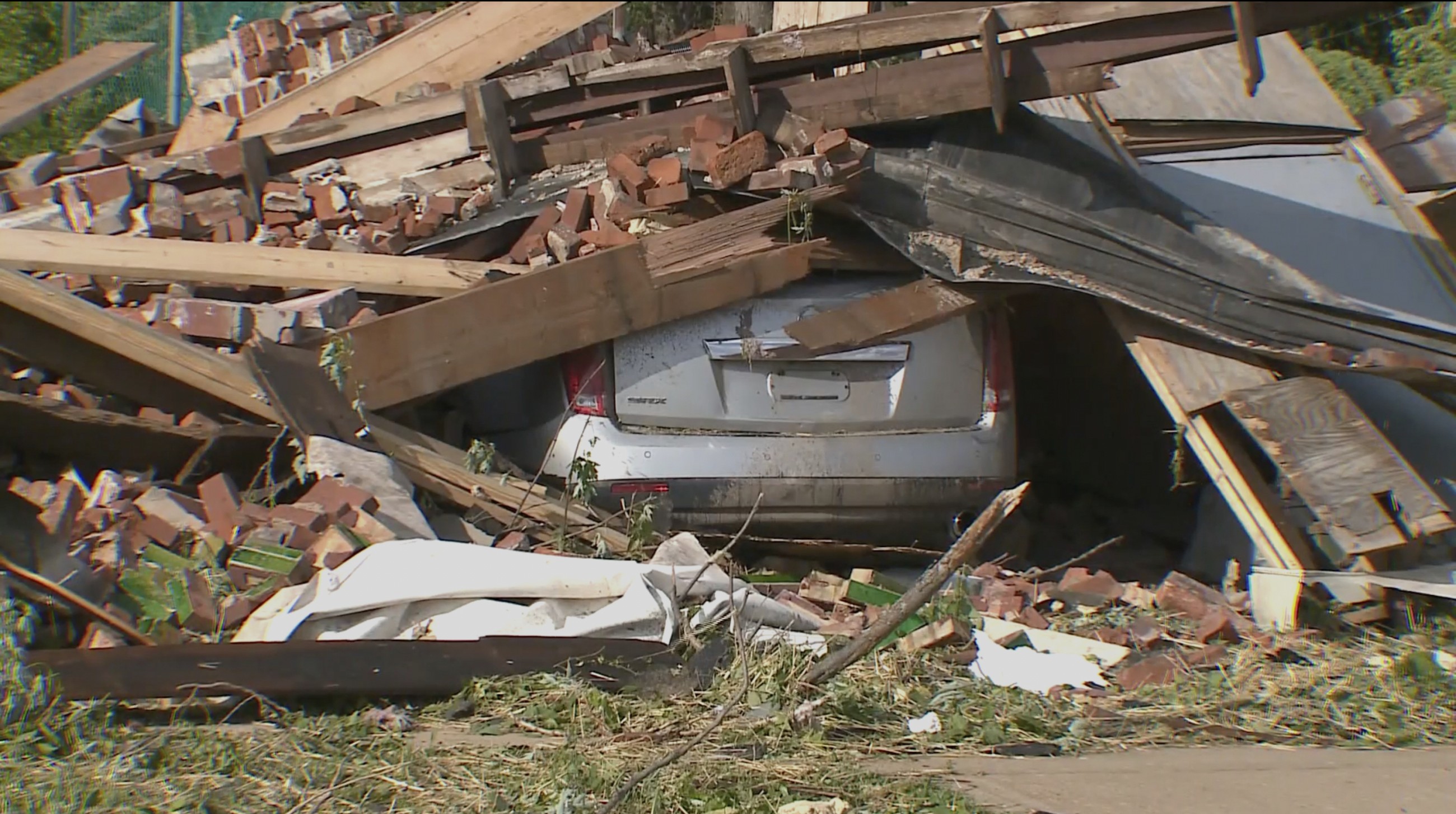 Tornadoes kill more than 20 in two southern US states