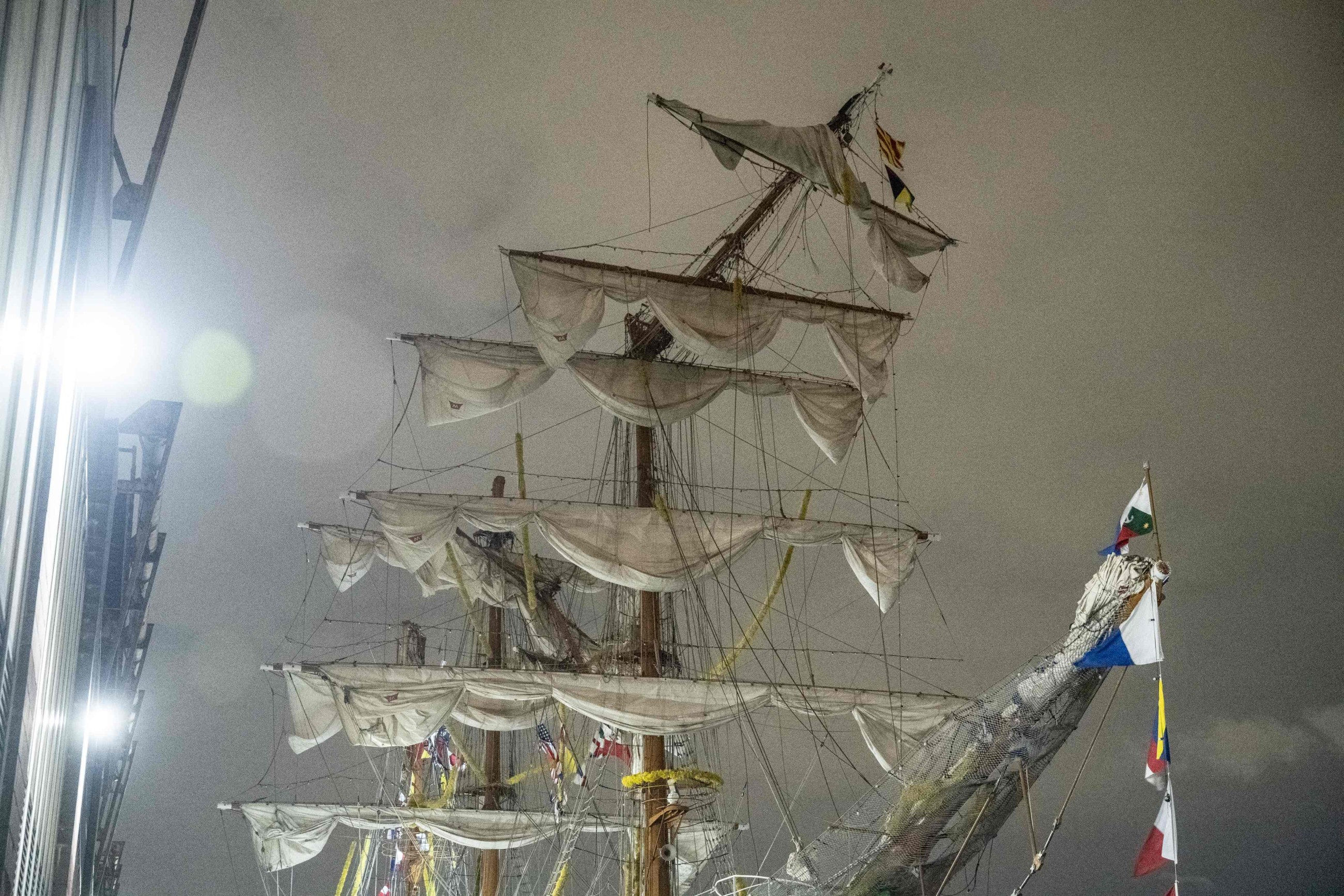 VIDEO: Mexican Navy tall ship crashes into Brooklyn Bridge, killing 2
