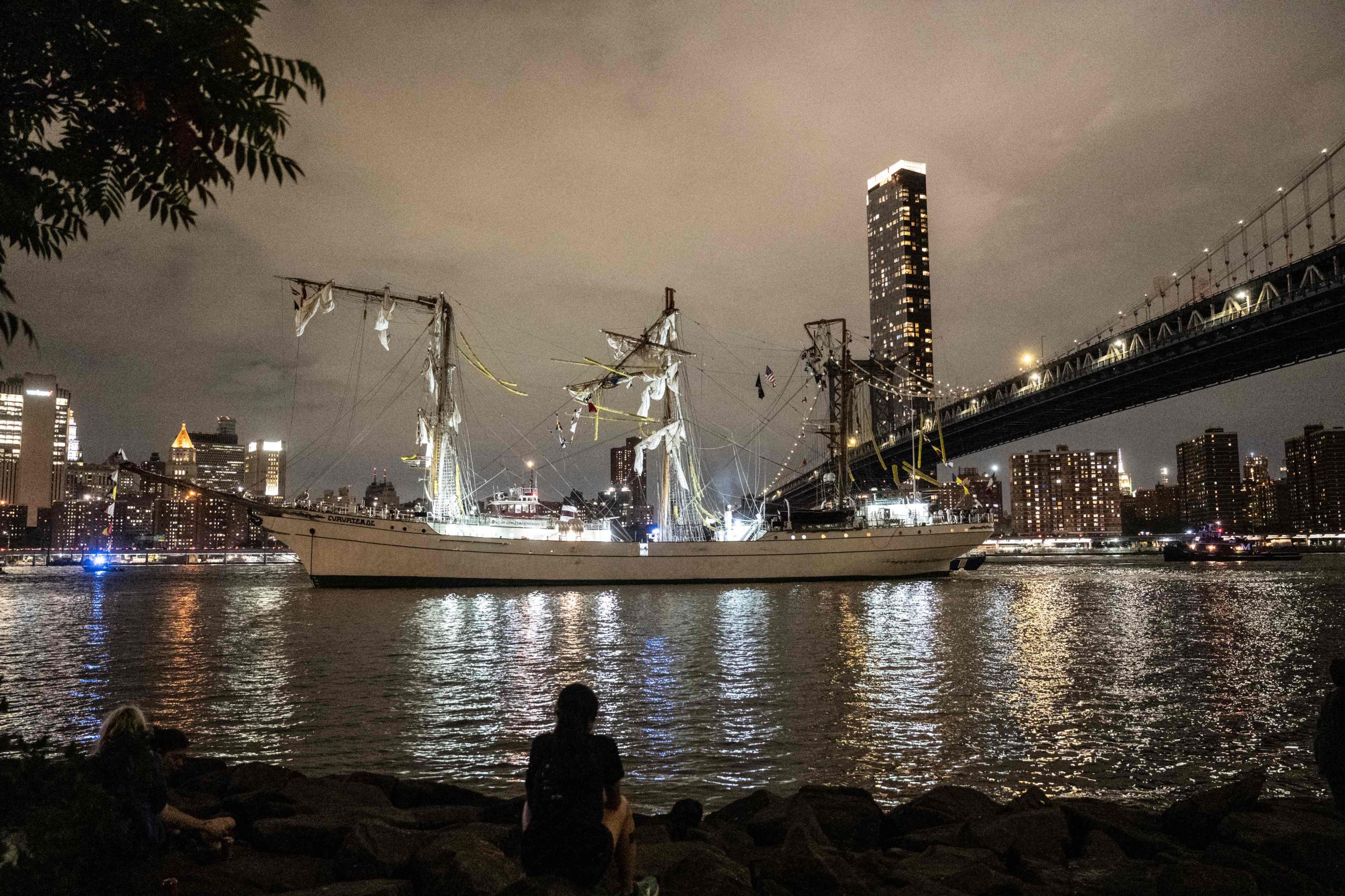 VIDEO: Mexican Navy tall ship crashes into Brooklyn Bridge, killing 2