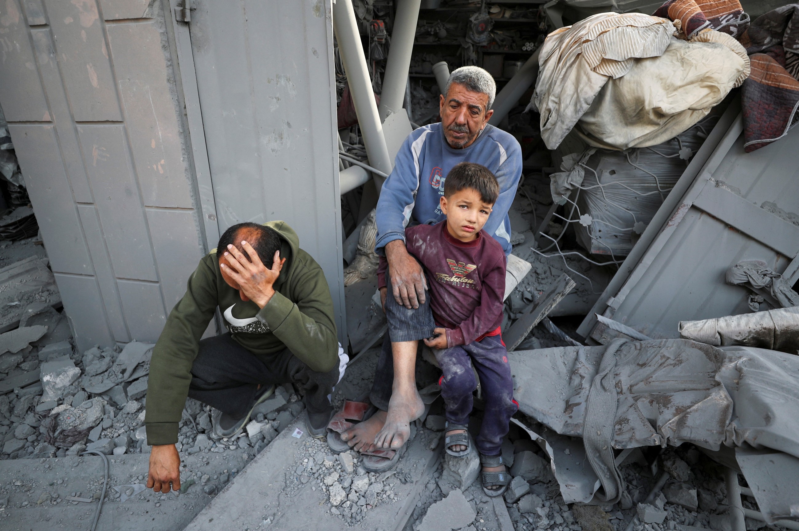 Airstrikes kill 100 in Gaza, Israel forces main hospital to close