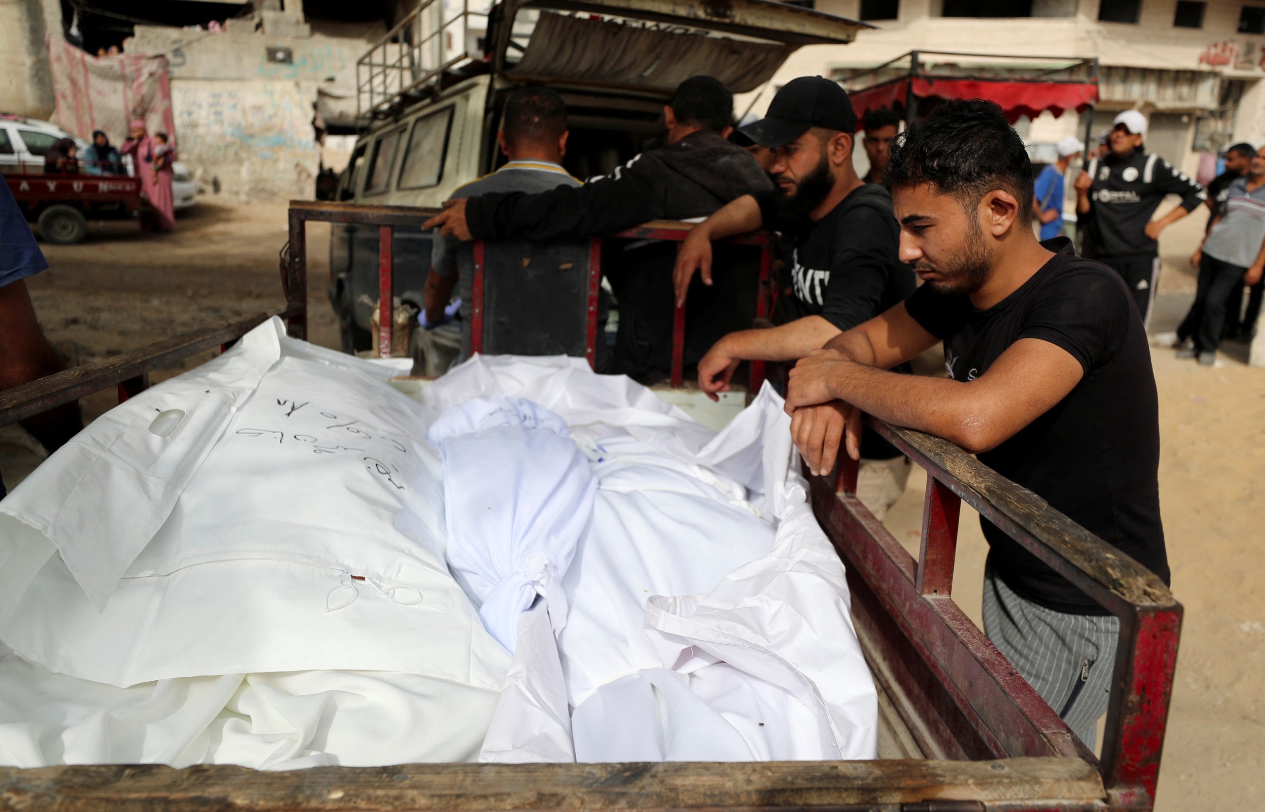 Airstrikes kill 100 in Gaza, Israel forces main hospital to close