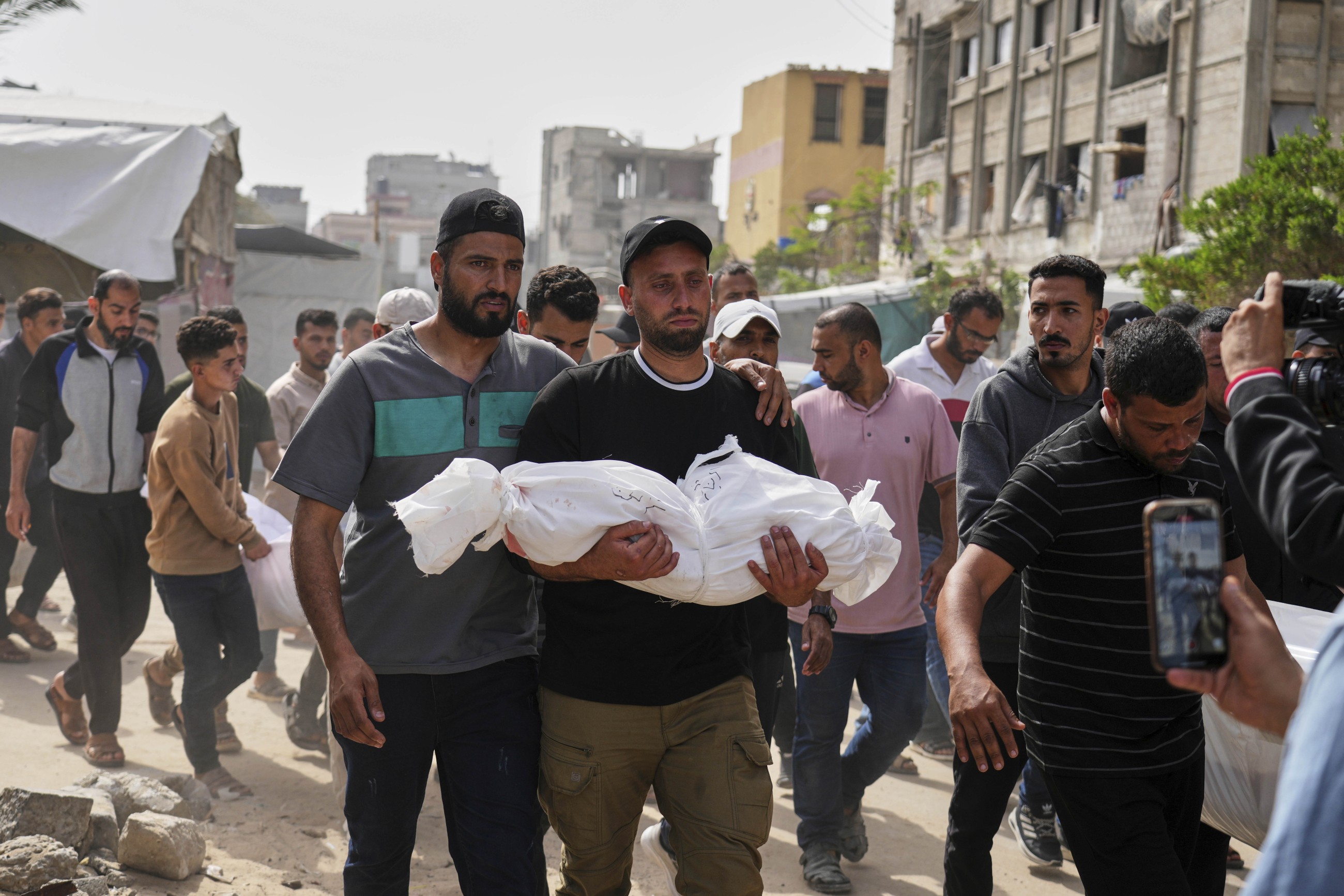 Airstrikes kill 100 in Gaza, Israel forces main hospital to close