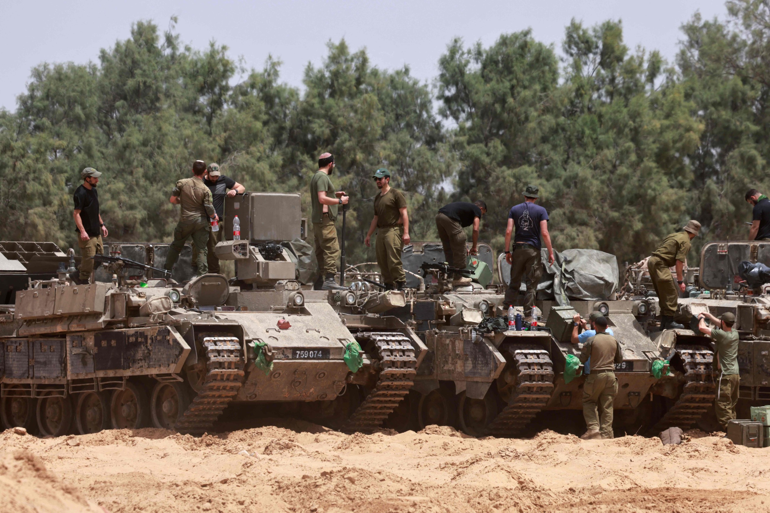 Airstrikes kill 100 in Gaza, Israel forces main hospital to close