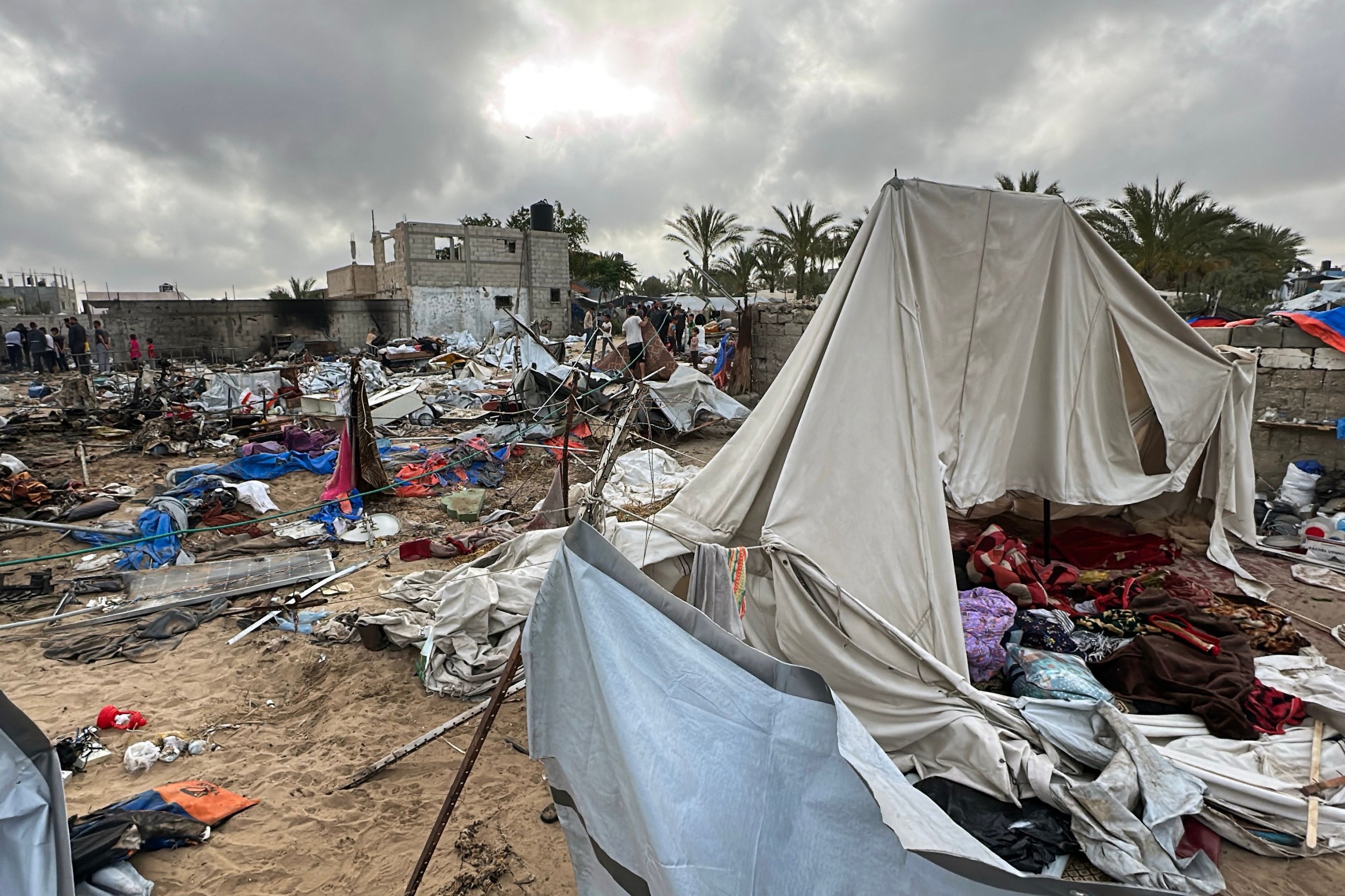 Airstrikes kill 100 in Gaza, Israel forces main hospital to close