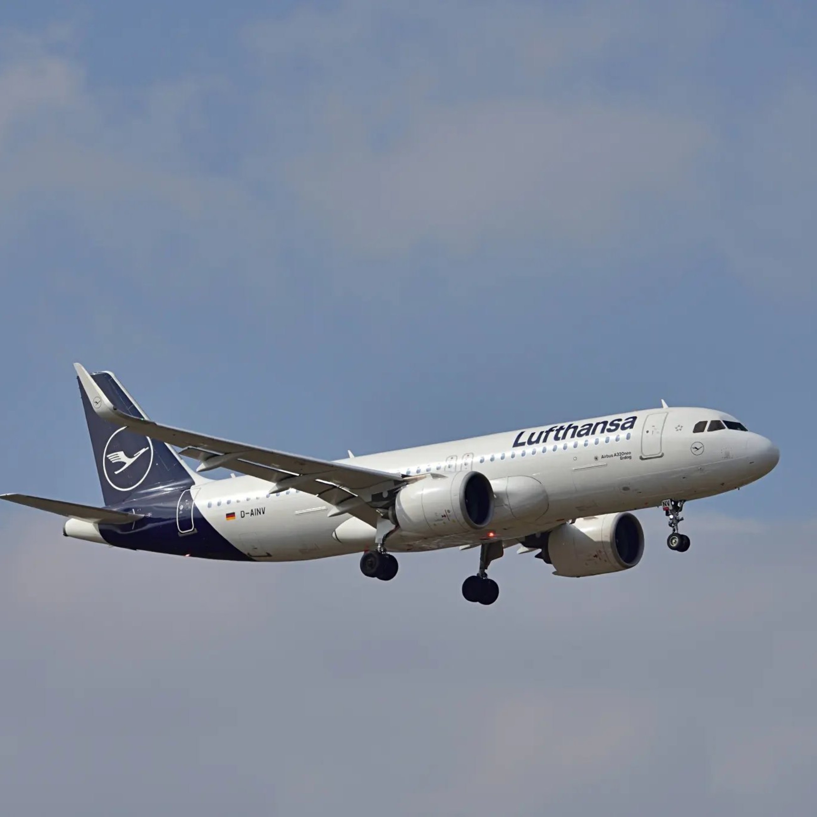 Lufthansa flight with 199 passengers left pilotless for 10 minutes