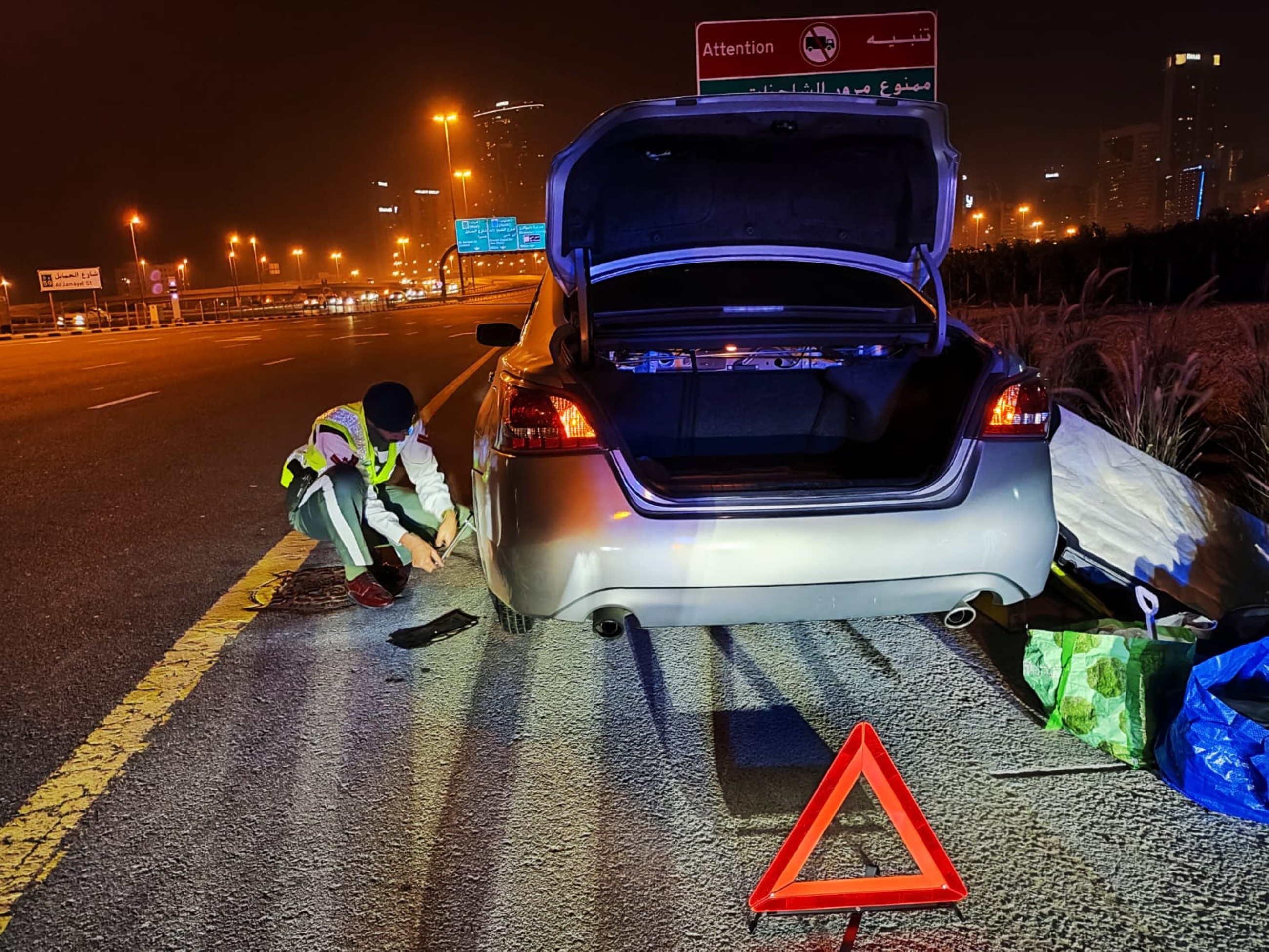 Dubai Police officer helps Arab family change vehicle's flat tyre in the middle of the night