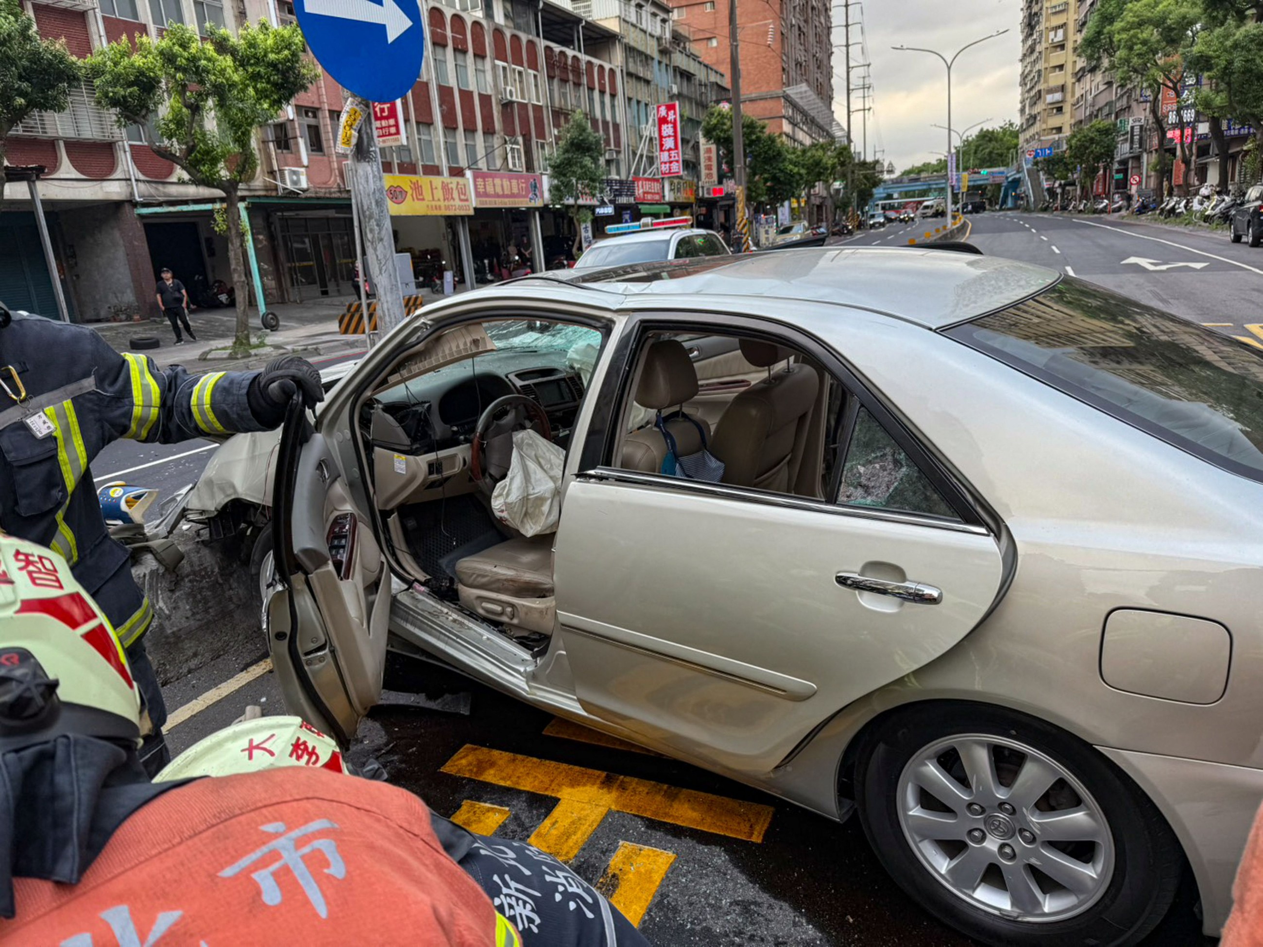 Car hits students near school in Taiwan, kills 3