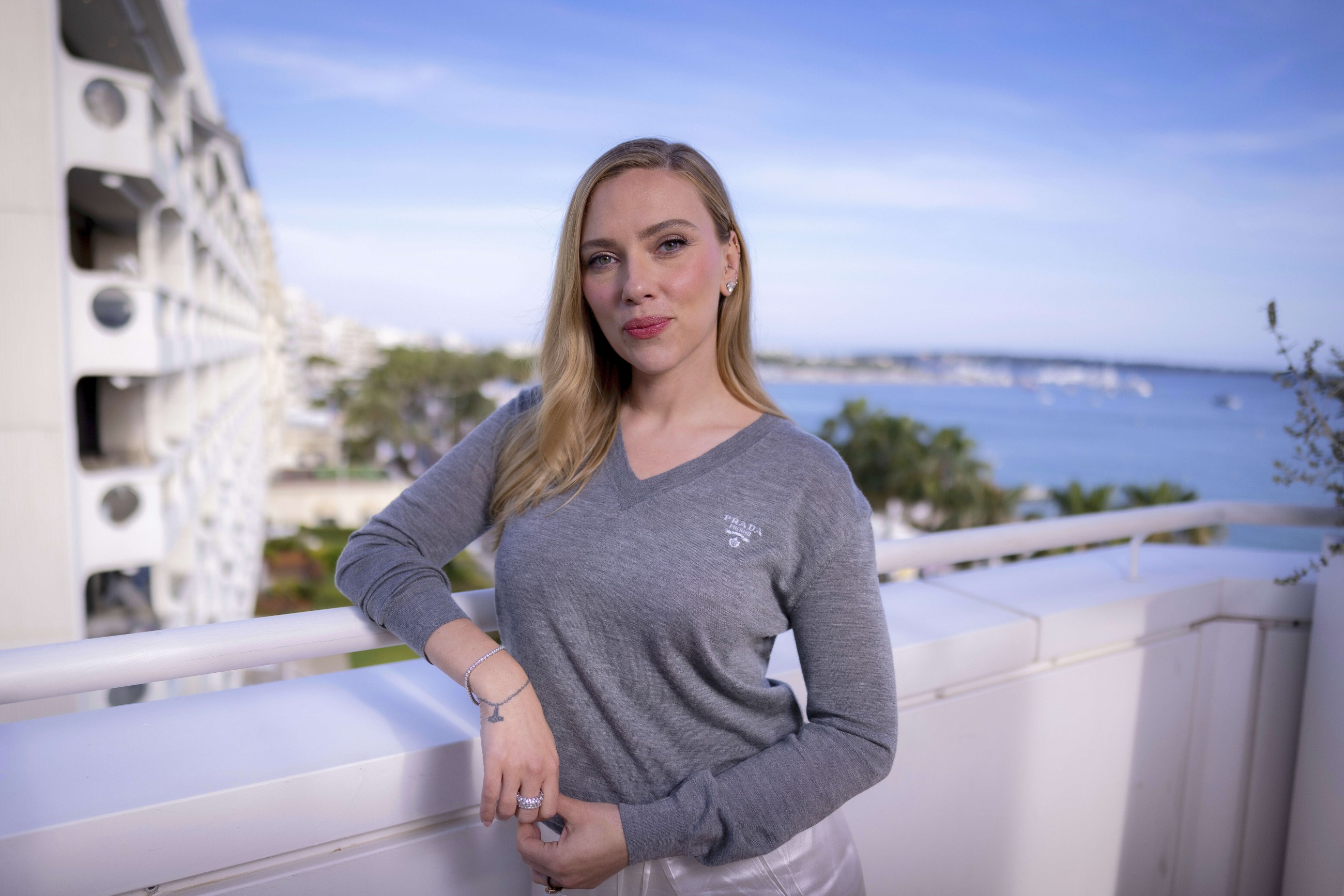 Scarlett’s directorial debut gets 5-minute standing ovation at Cannes