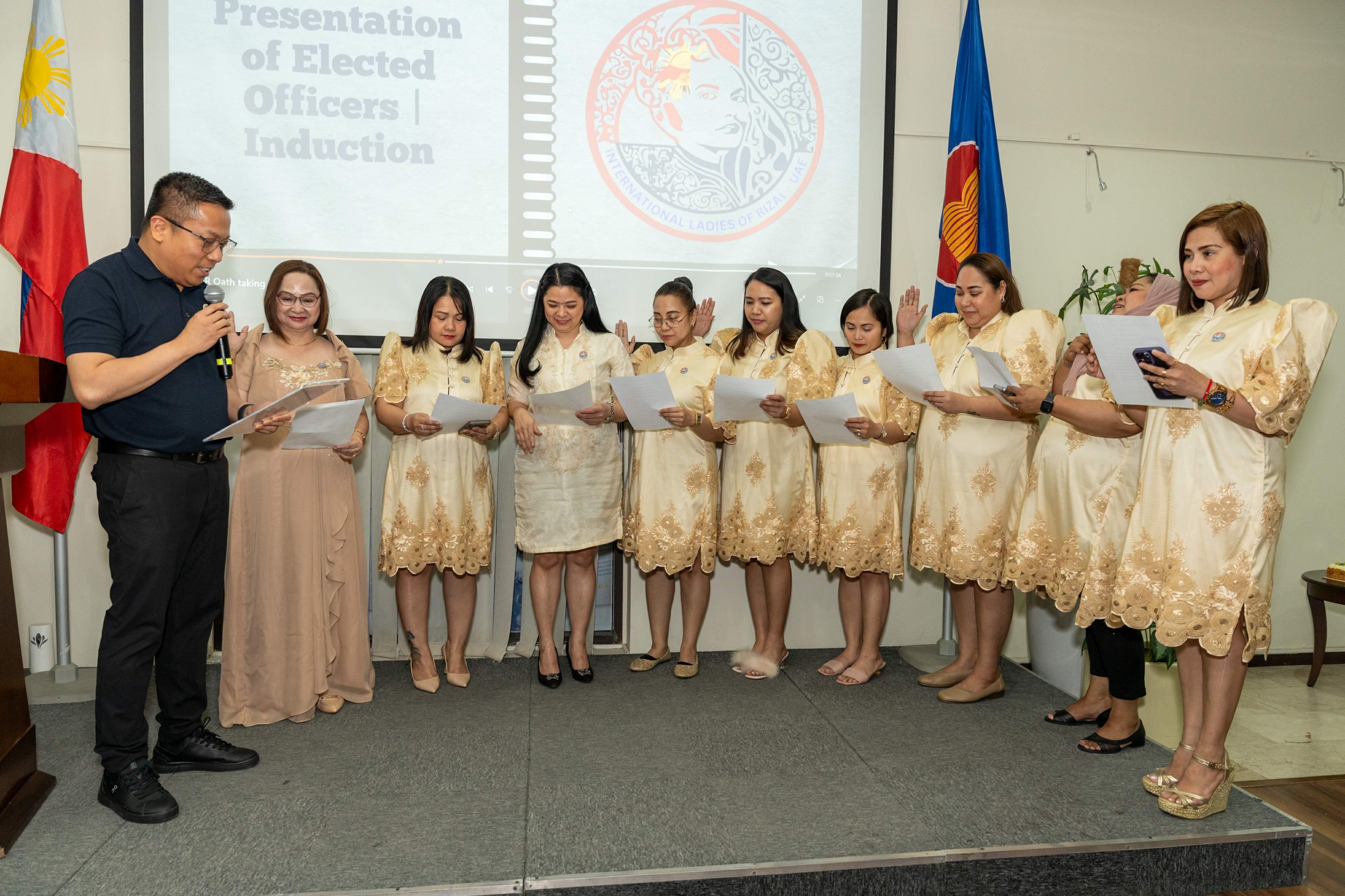 Members of UAE’s Filipino group take oath of office