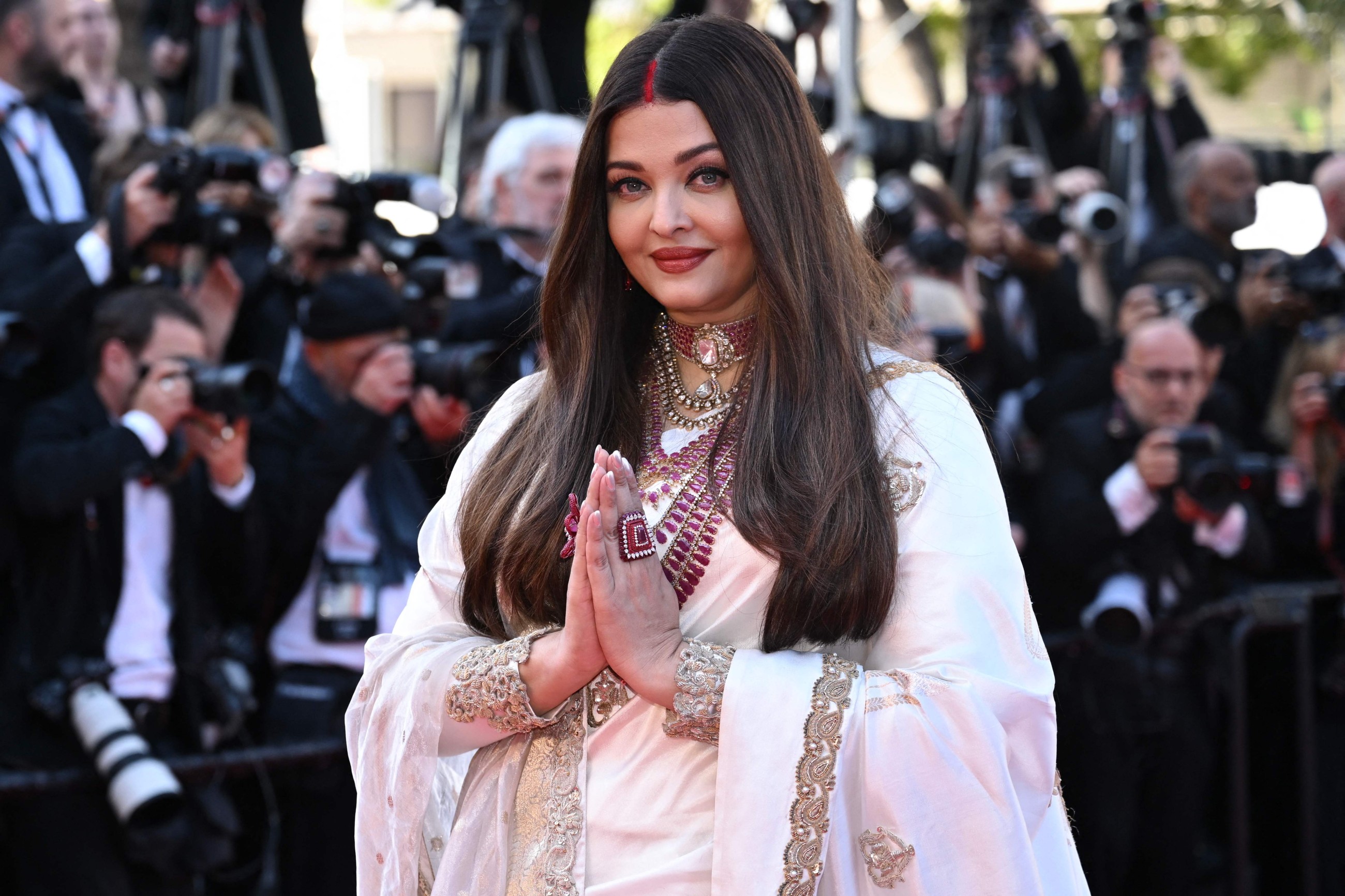 Indian beauty: Aishwarya stuns in ivory saree with sindoor at Cannes Film Festival