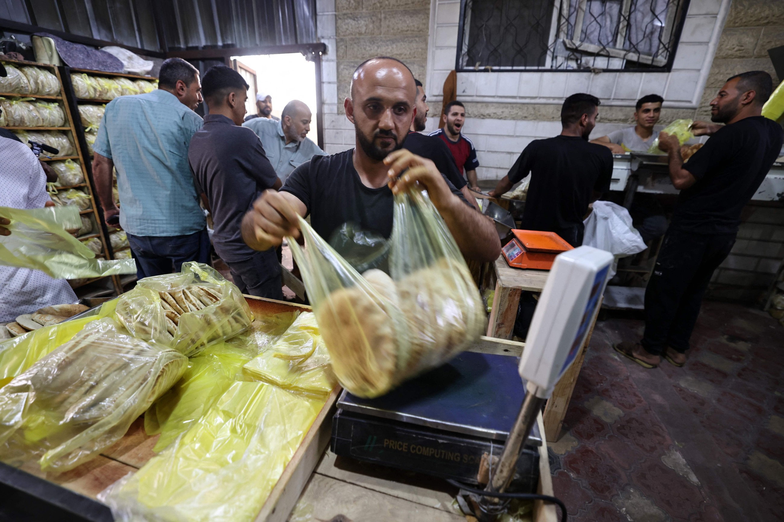 Fresh bread returns to Gaza for first time in over two months