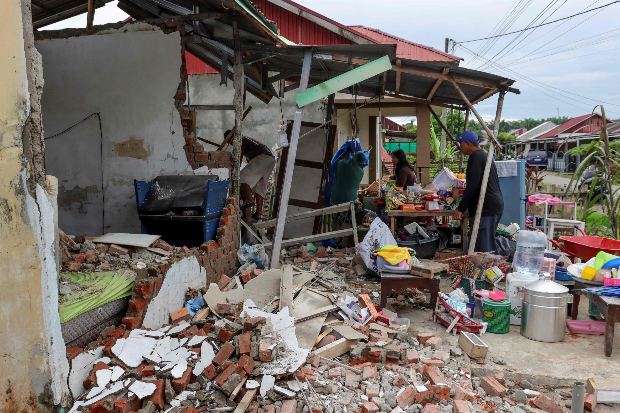5.7 quake damages over 100 houses in Indonesia