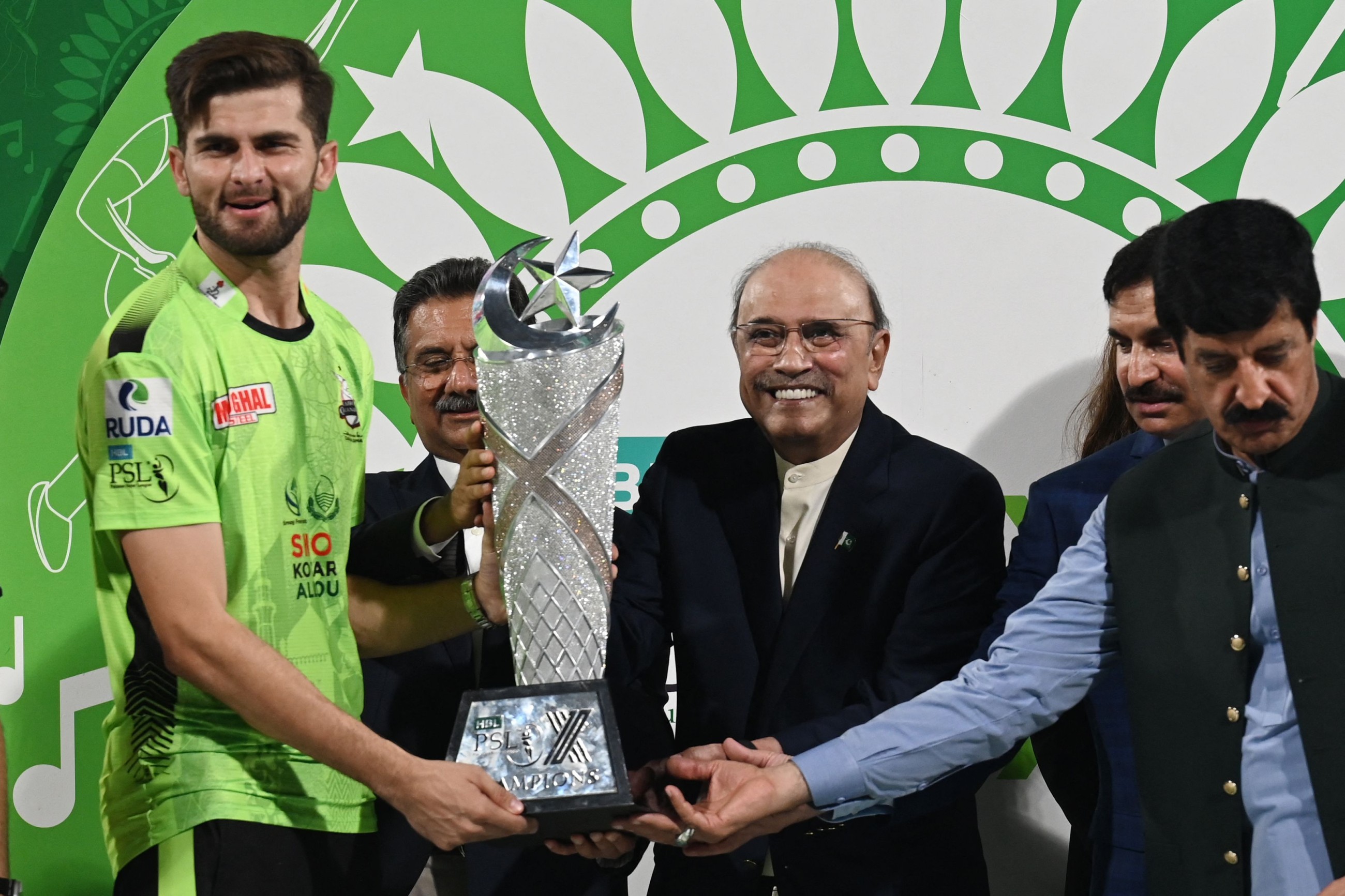 Journeyman Raza blasts Lahore Qalandars to PSL title