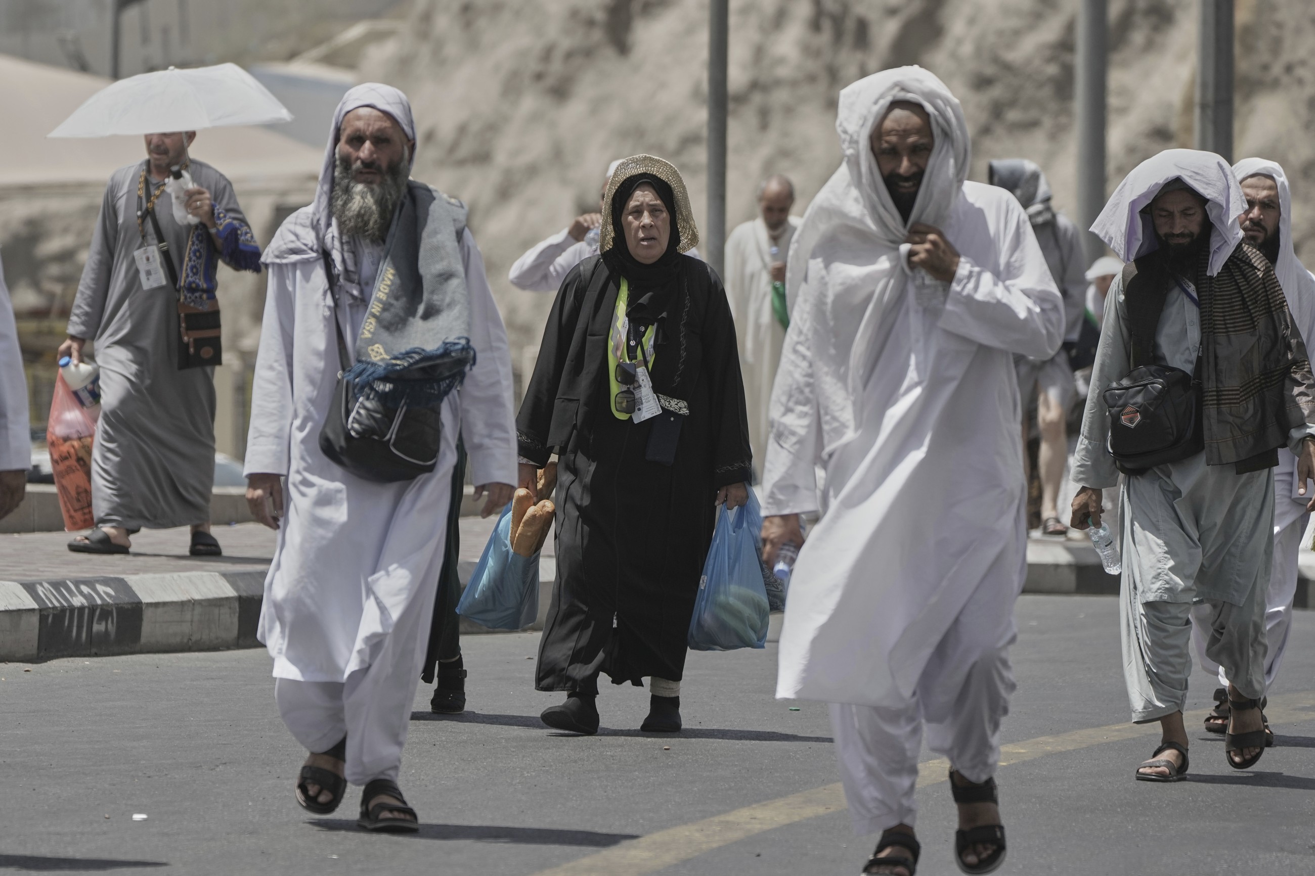 Saudi announces SAR100,000 fine for sheltering visit visa holders during Hajj