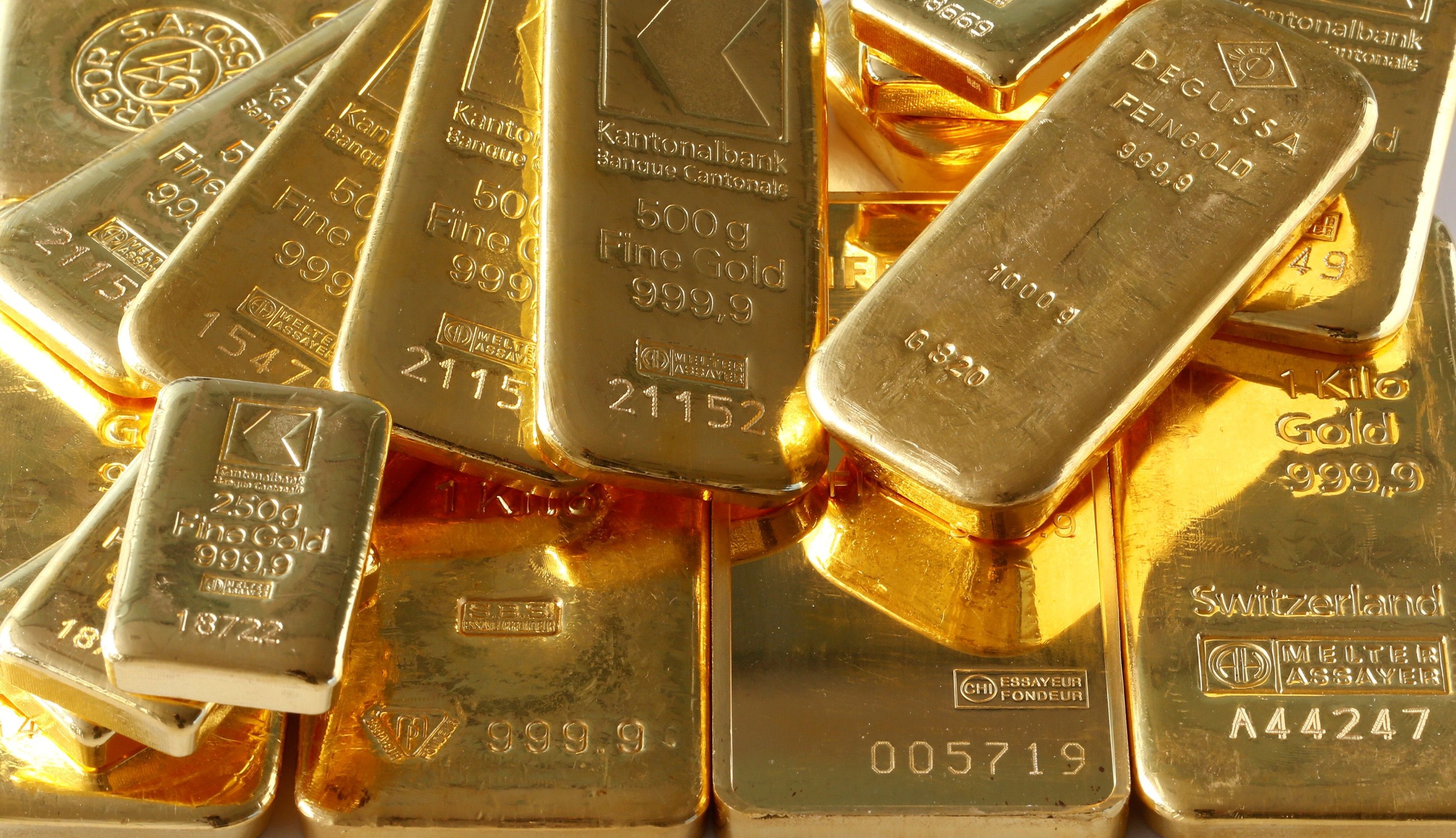 Gold gains on weaker dollar as US-China talks in focus