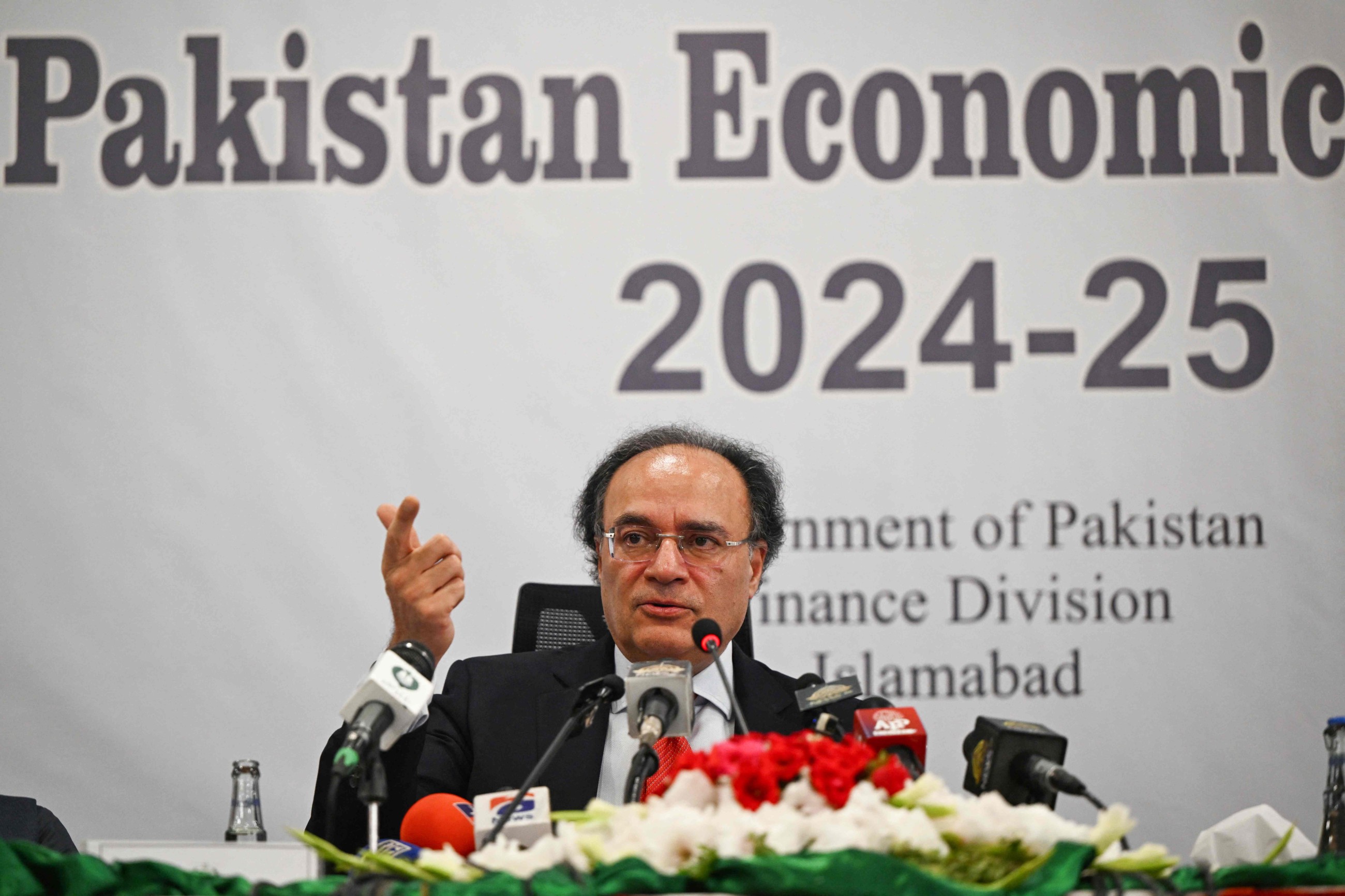 Pakistan's economy to grow 2.7% in fiscal 2025, survey shows