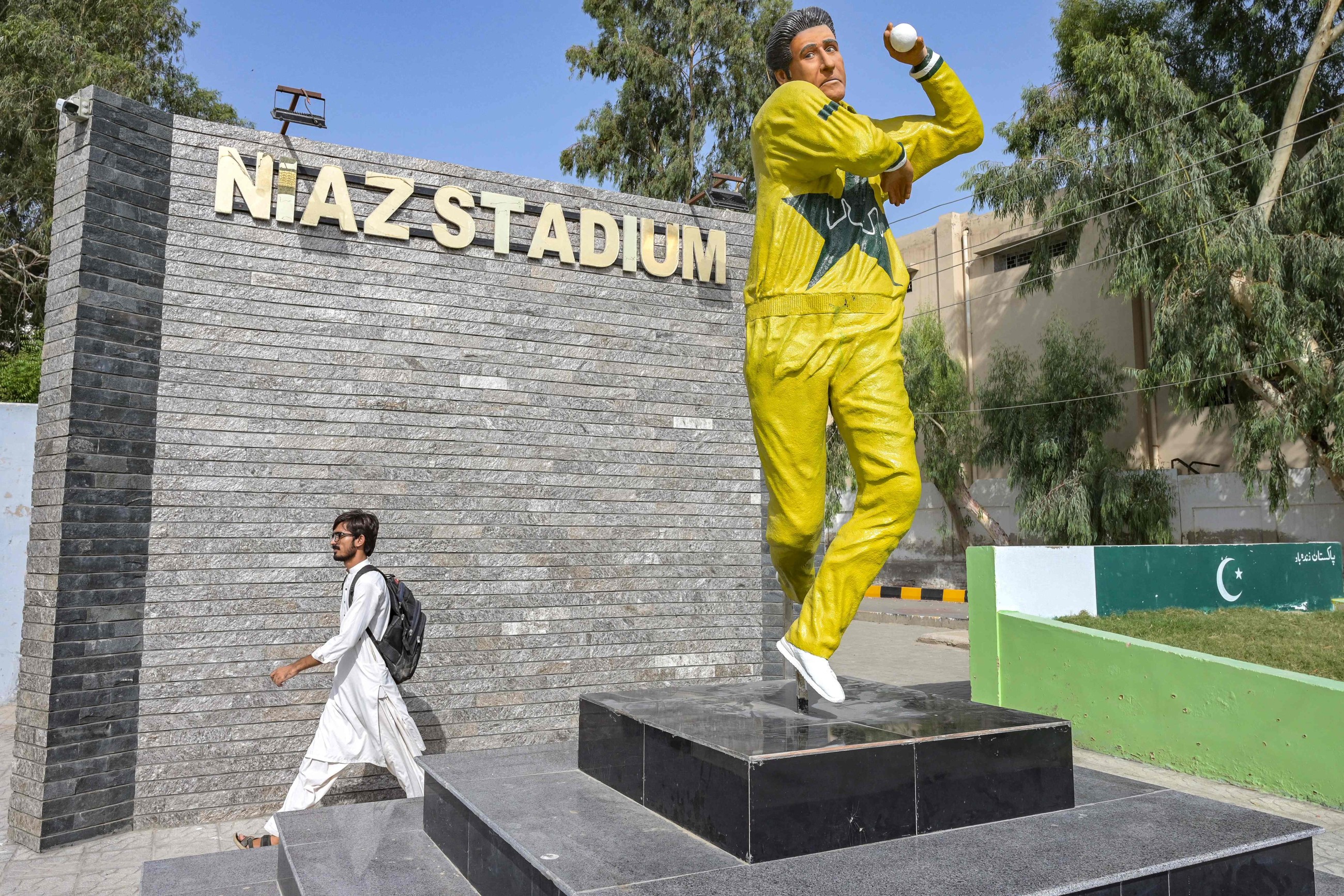 Pakistan's legendary cricketer Akram praises his statue amid social media flak