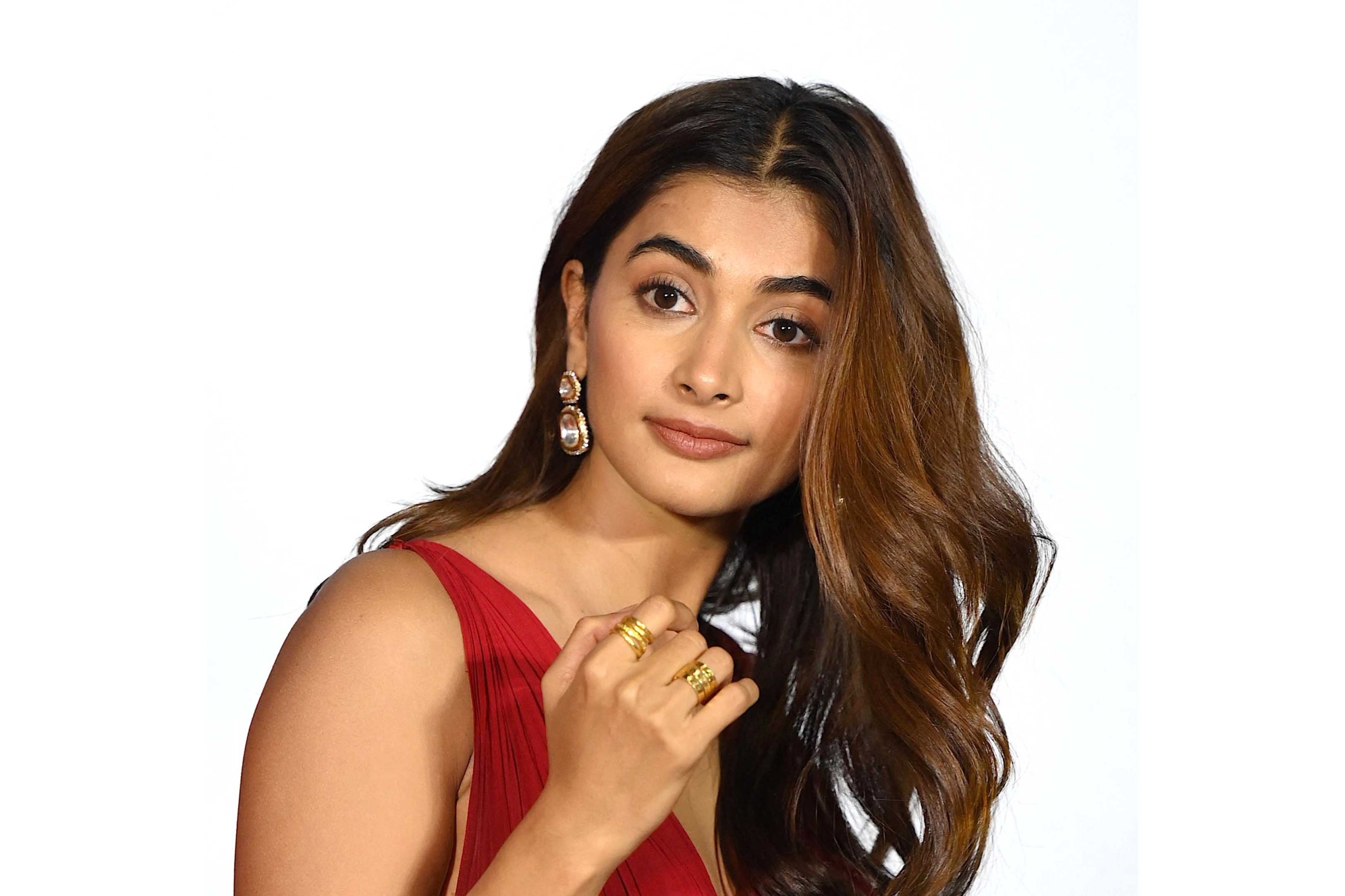Bollywood star Pooja Hegde serves traditional elegance as ‘Kanjivaram Girl’