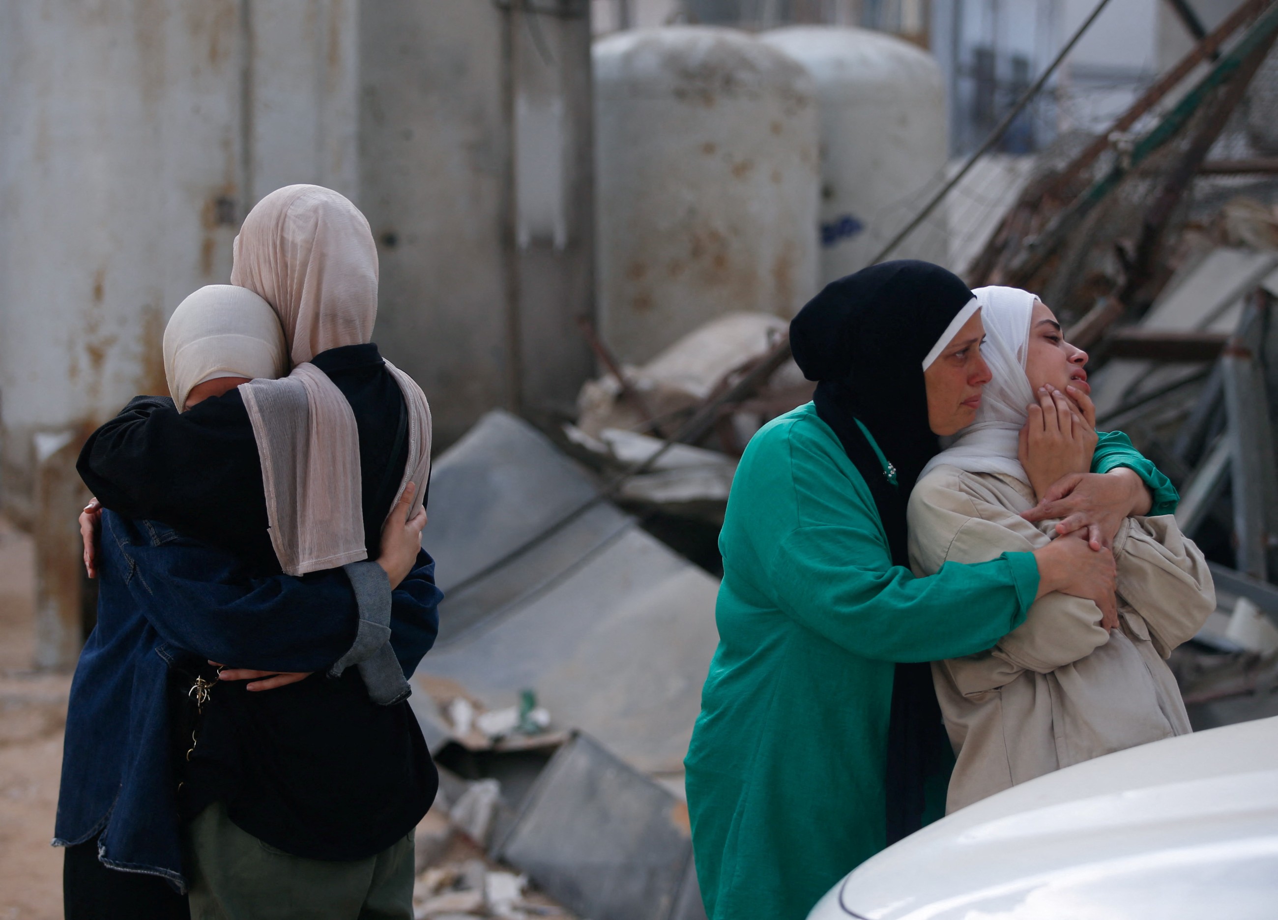 As death toll rises, Gazans make life-risking journeys to seek food
