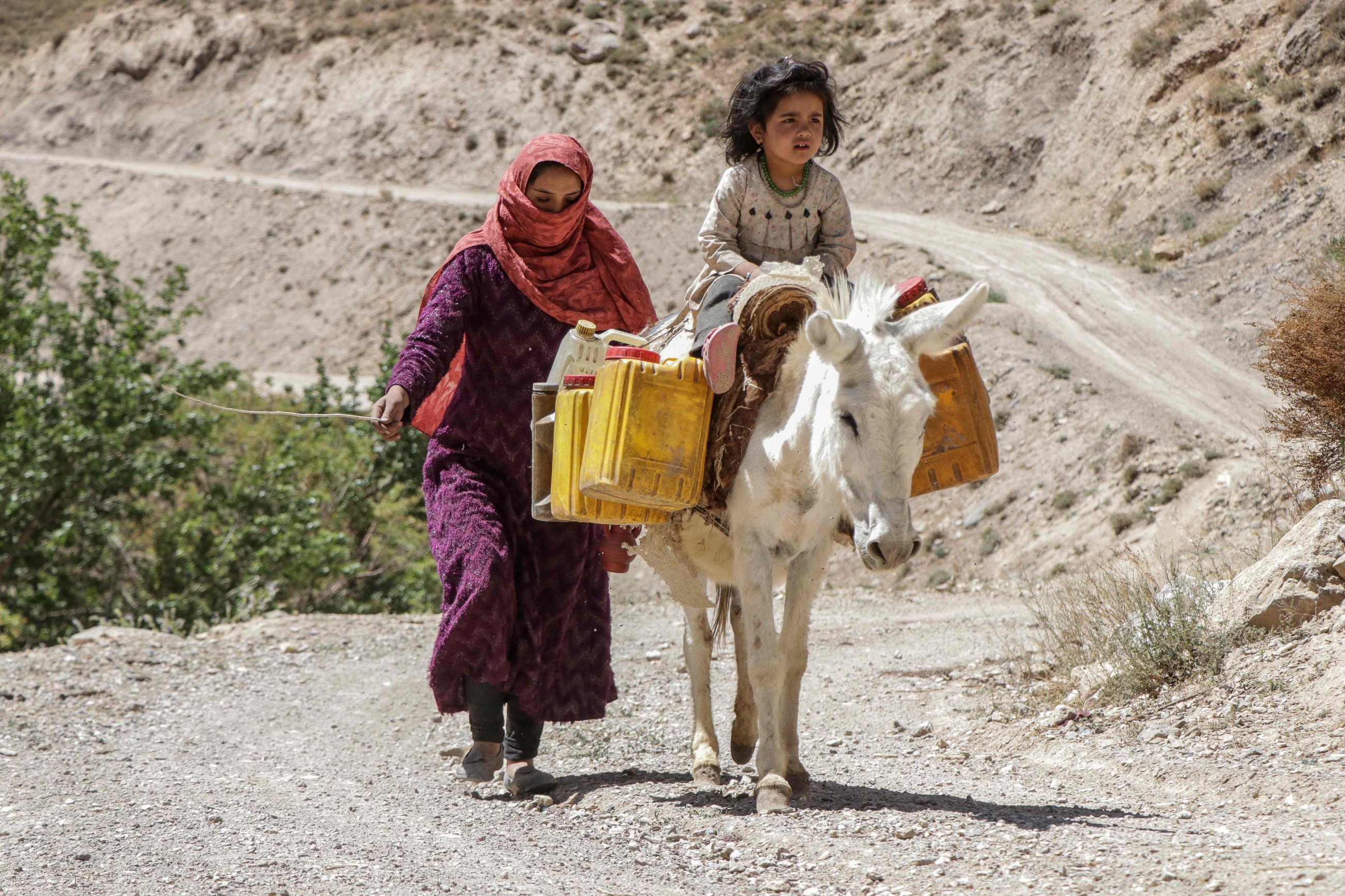 Thousands of Afghans flee Iran to escape war