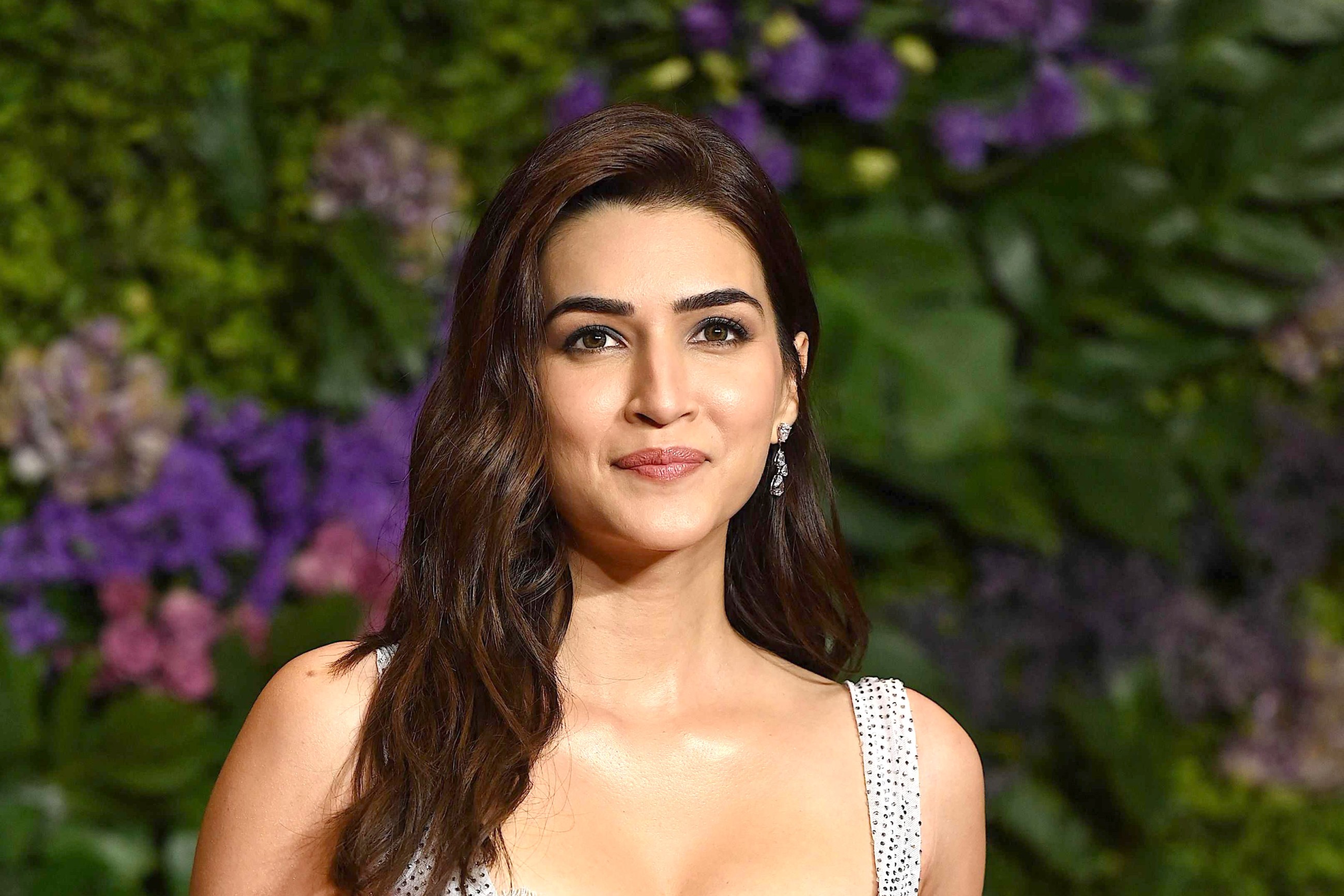 Bollywood diva Kriti Sanon vibes to Salman Khan’s 90s hit iconic songs