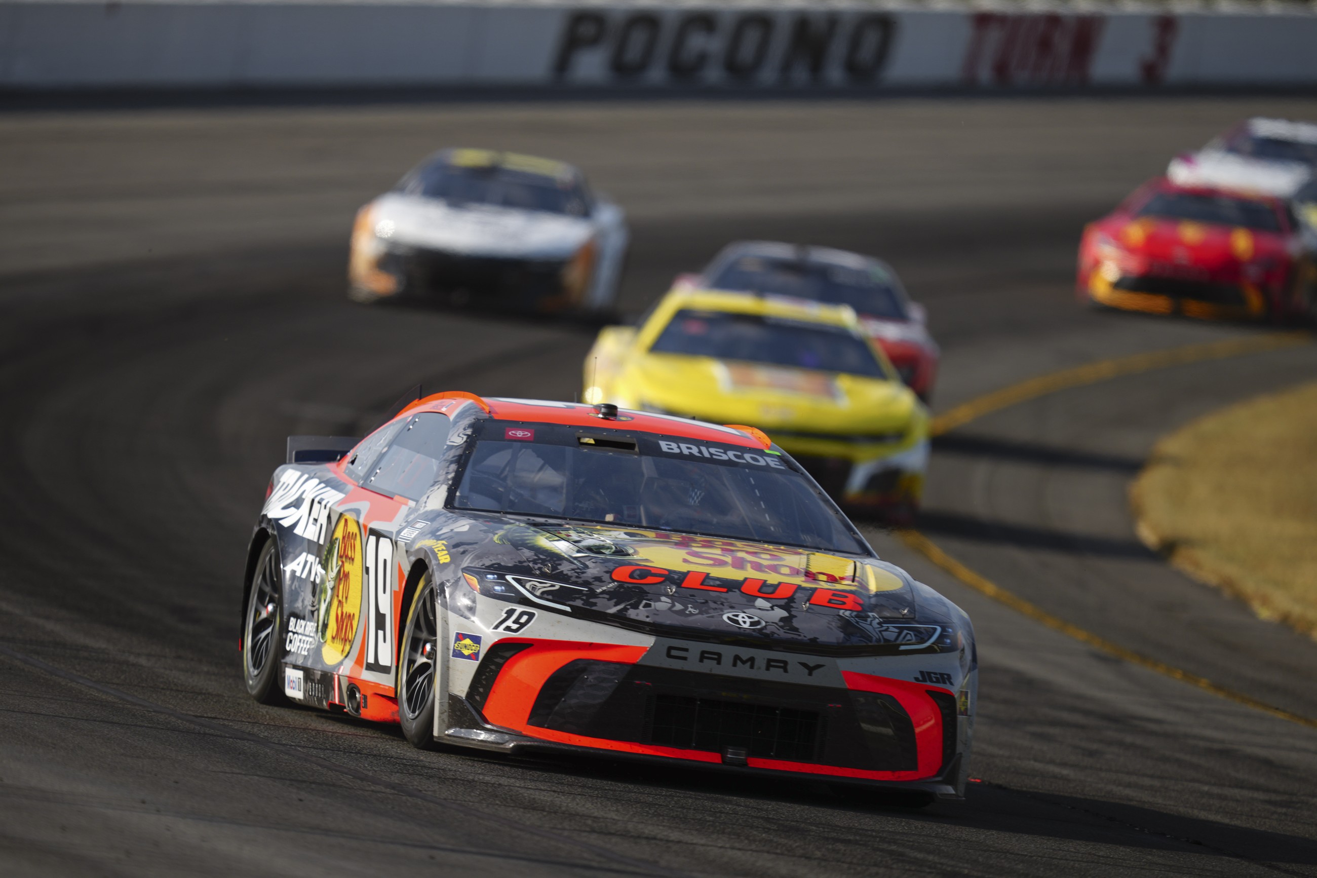Chase Briscoe edges teammate Denny Hamlin for Pocono victory