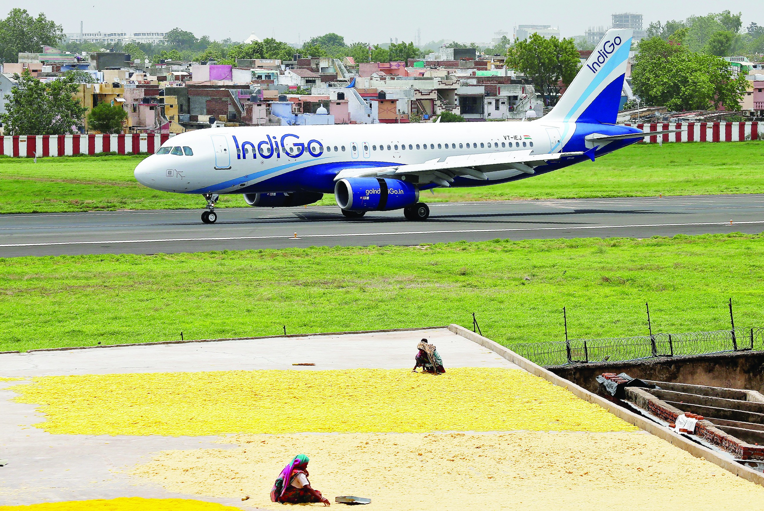 Pakistan extends airspace ban on Indian aircraft by another month