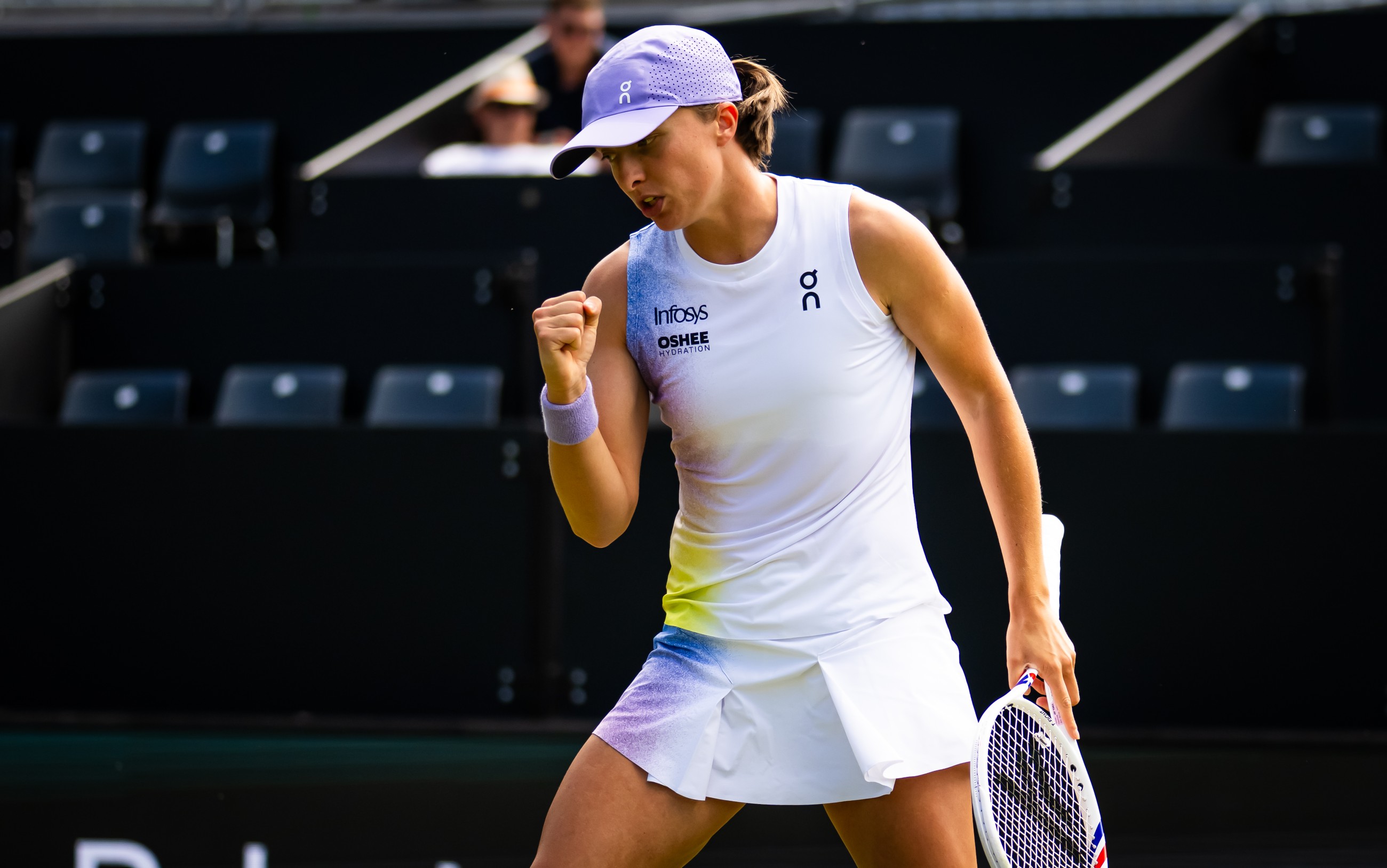 Paolini survives Fernandez scare, Swiatek beats Azarenka to reach quarters