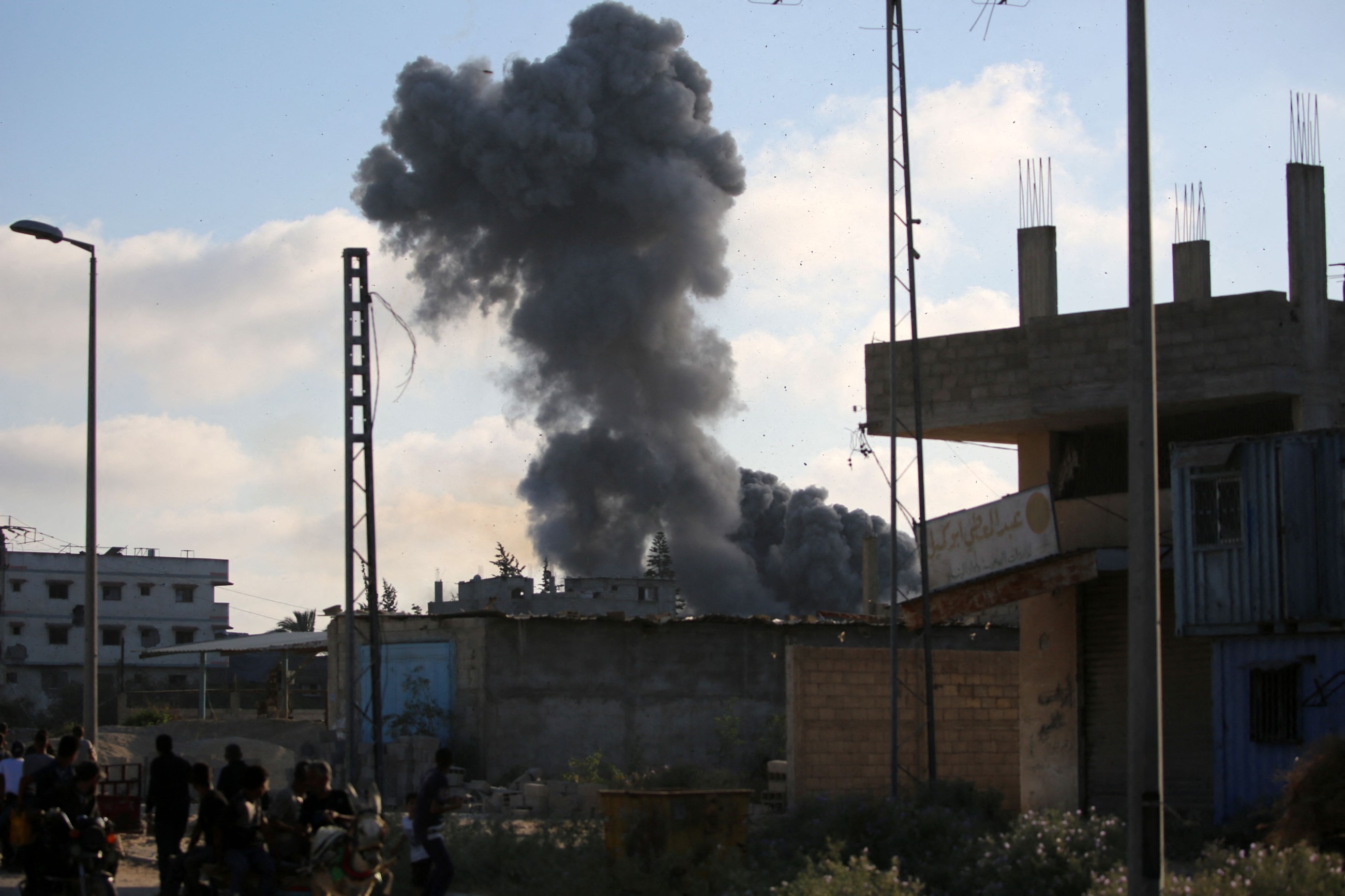 Israeli attacks kill 21 more Palestinians in Gaza