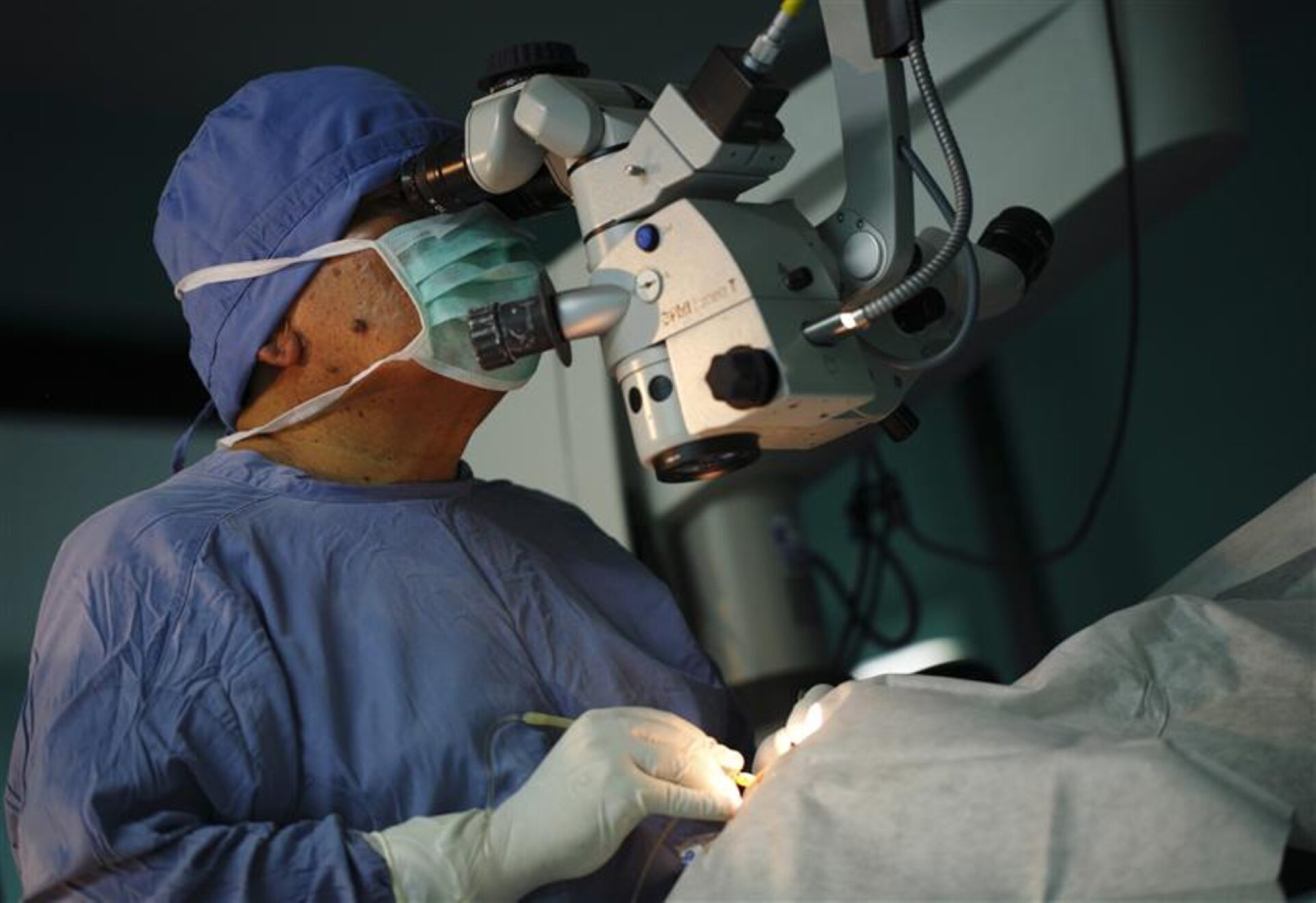 How to spot the early signs of a cataract
