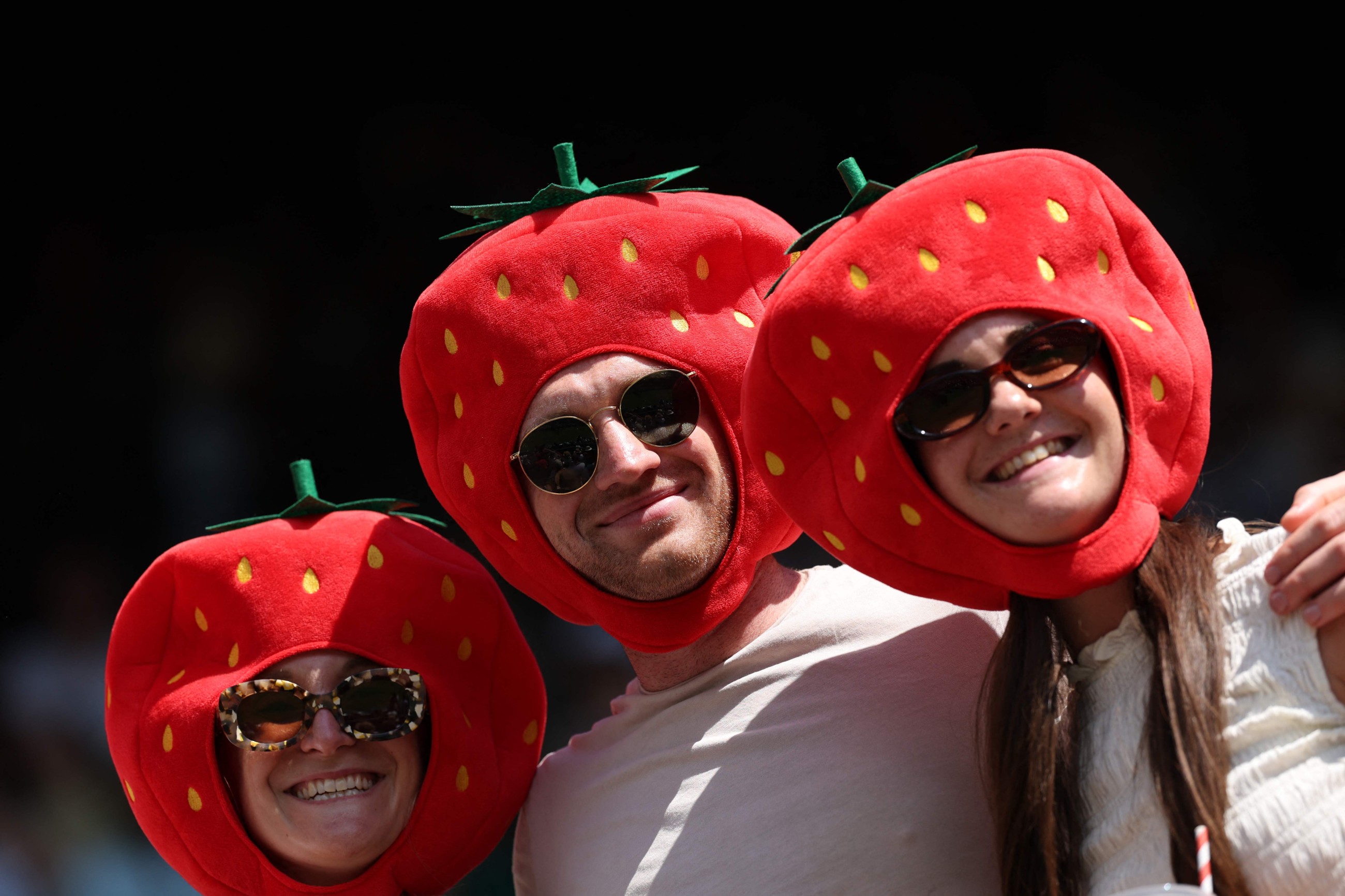 Tennis fans sizzle as heatwave hits Wimbledon