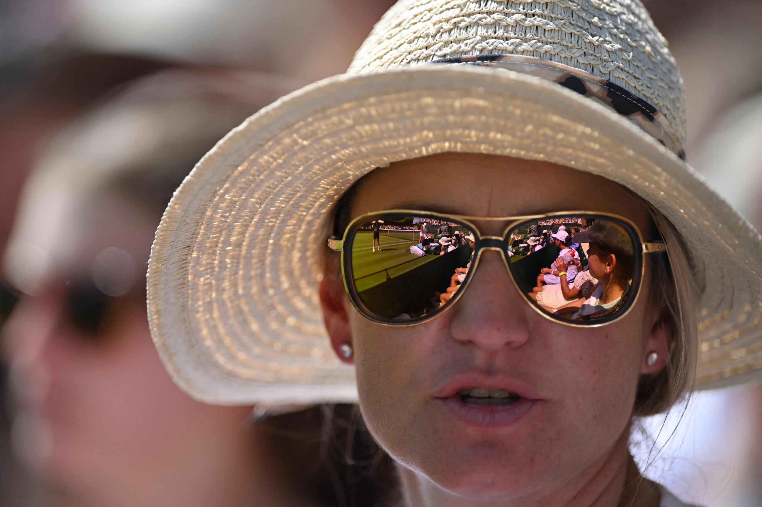 Tennis fans sizzle as heatwave hits Wimbledon