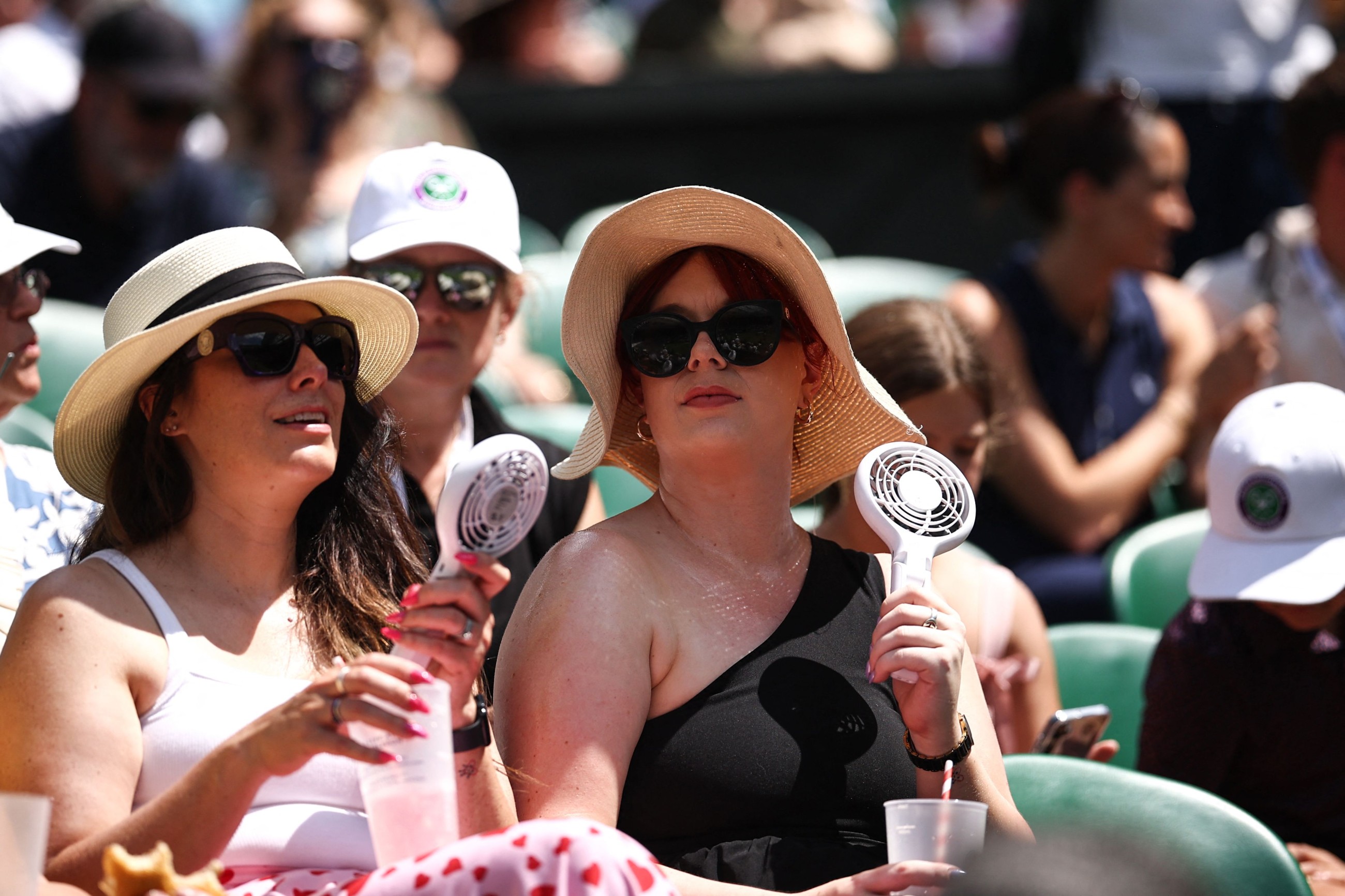 Tennis fans sizzle as heatwave hits Wimbledon