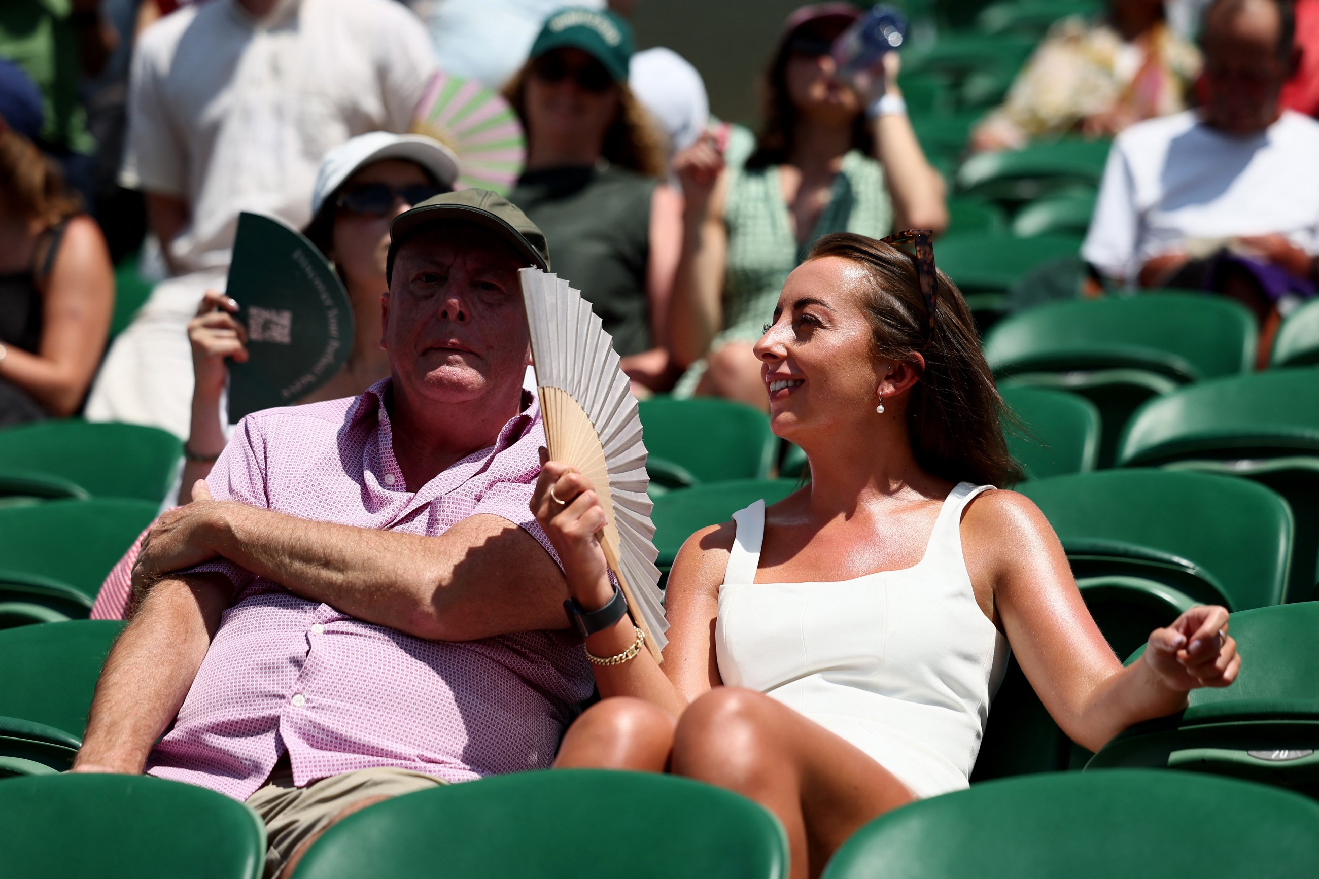 Tennis fans sizzle as heatwave hits Wimbledon