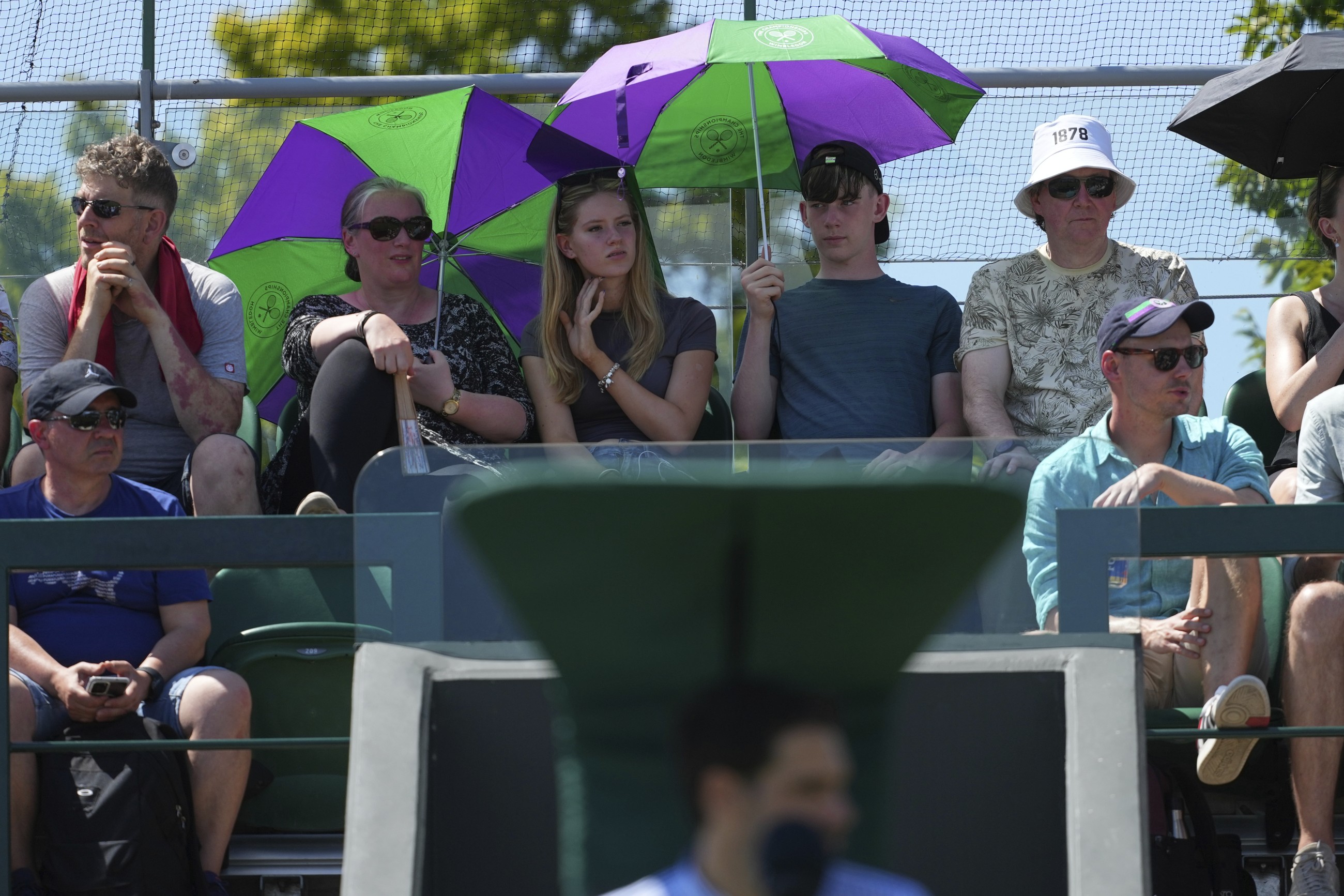 Tennis fans sizzle as heatwave hits Wimbledon