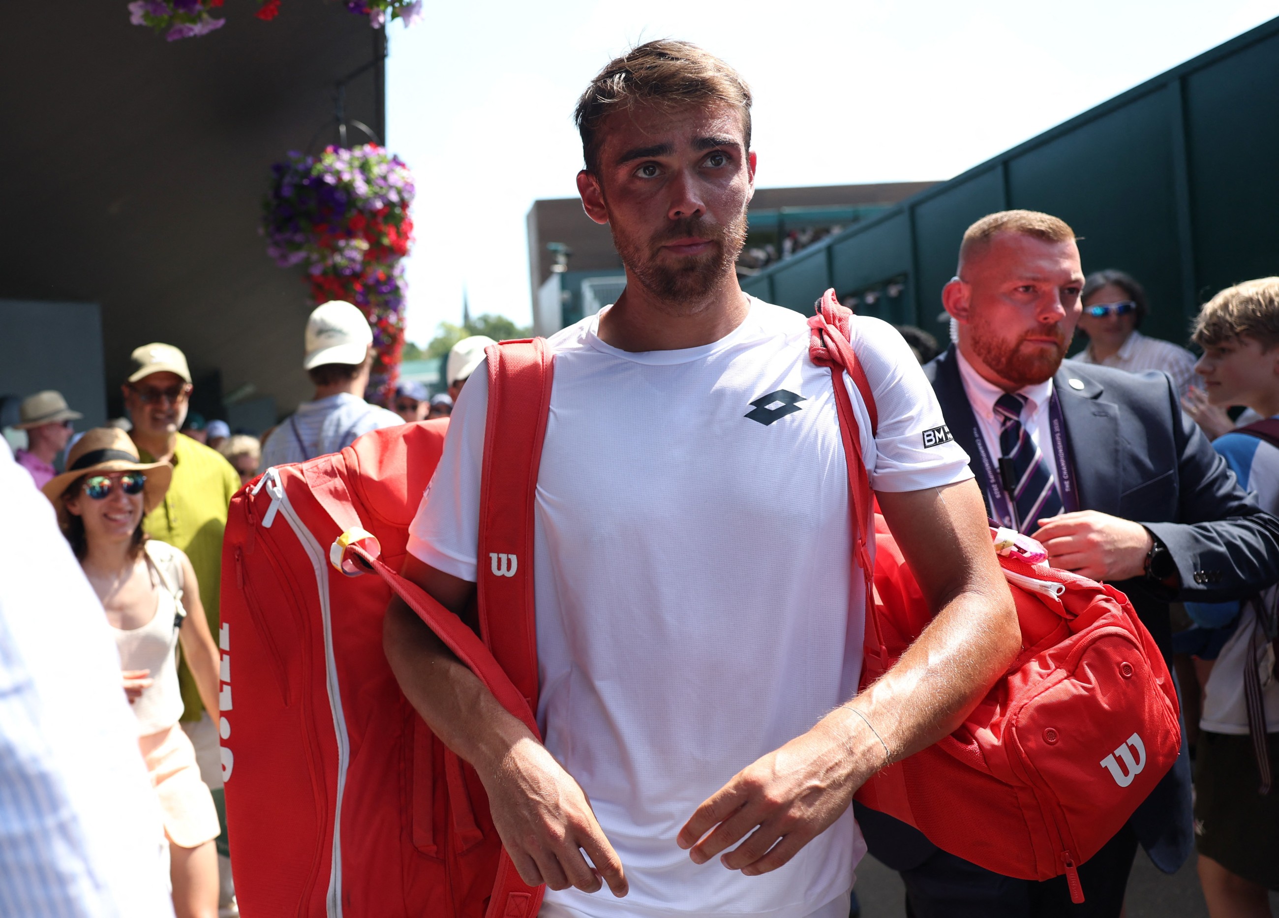 Alcaraz and Sabalenka cruise as Medvedev, Rune crash out