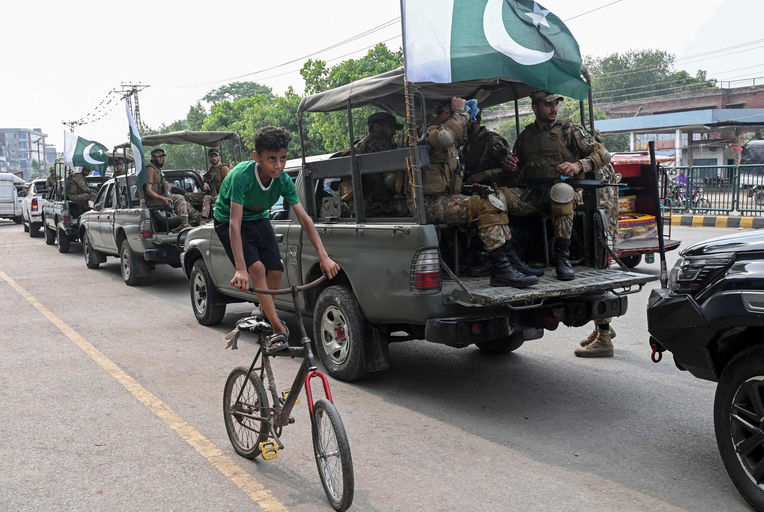 Troops kill 30 militants attempting to sneak into Pakistan from Afghanistan