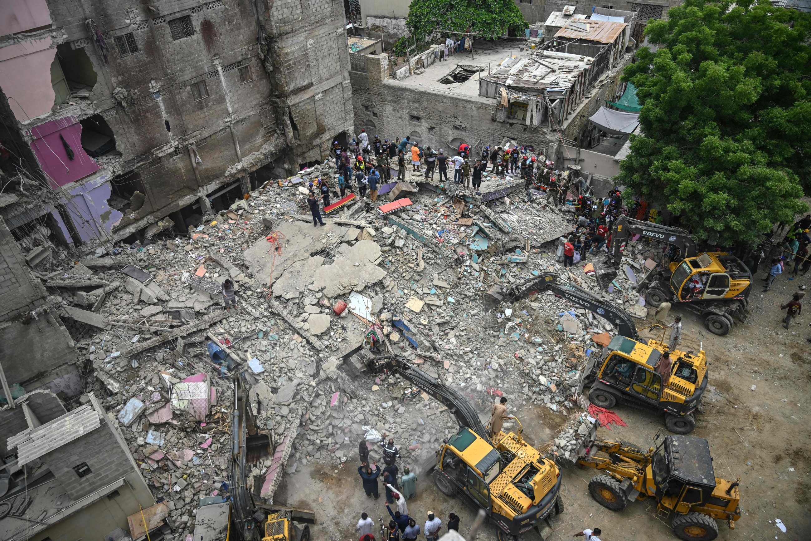 Search continues after Pakistan building collapse kills 14
