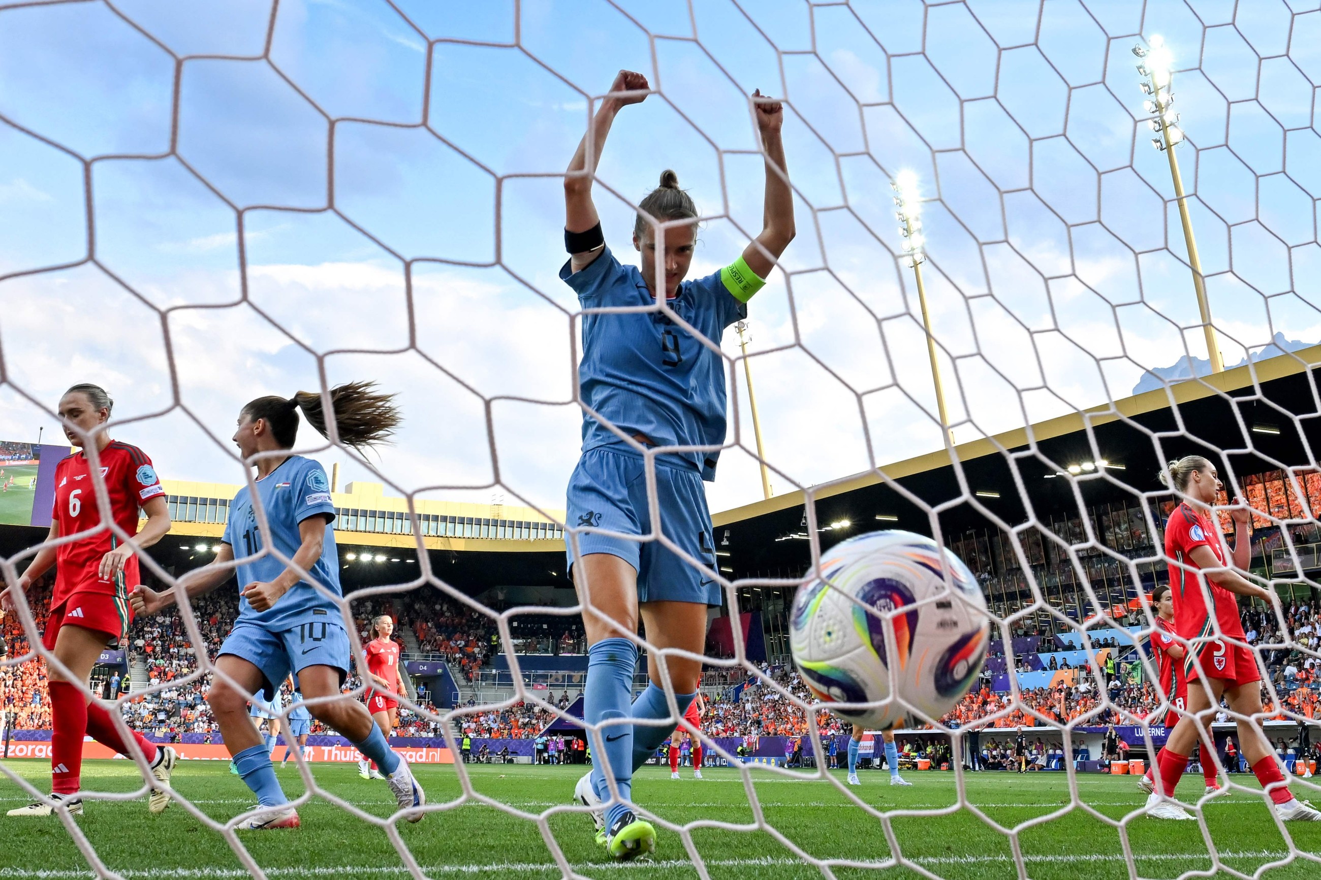 Hansen shoots Norway to brink of quarters, France pip England